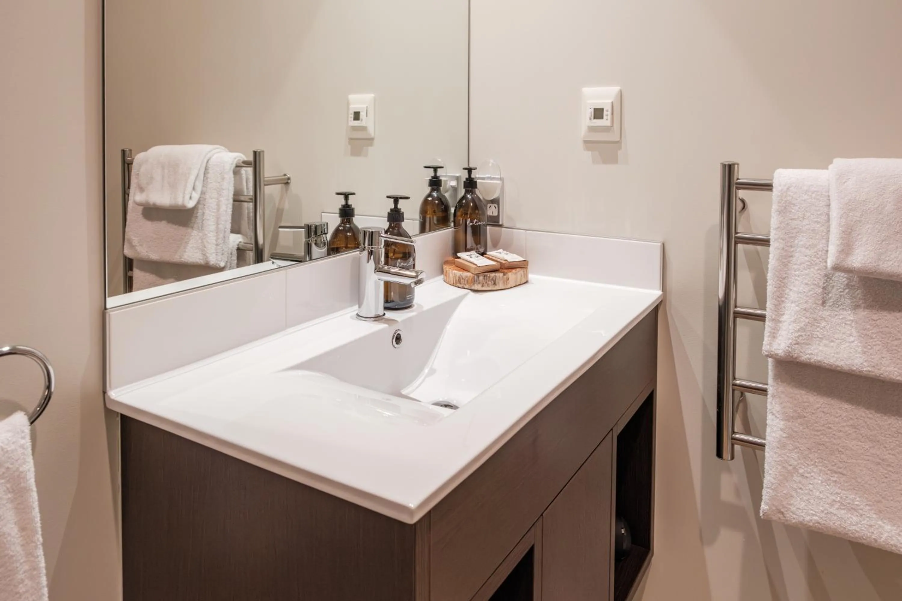 Bathroom, Bed in Amuri Estate Luxury Lodge