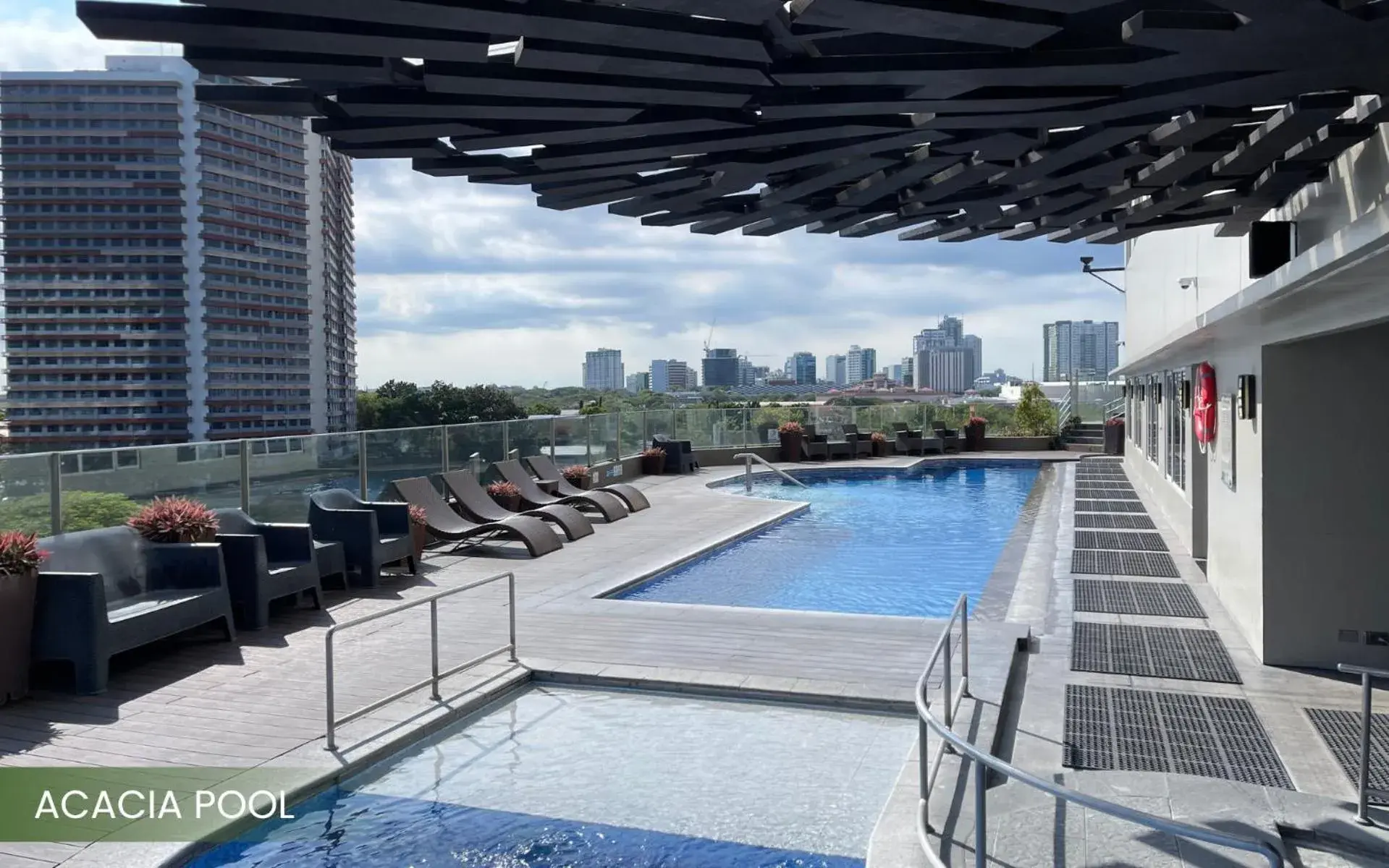 Swimming pool in Acacia Hotel Manila Swimming pool in Acacia Hotel Manila