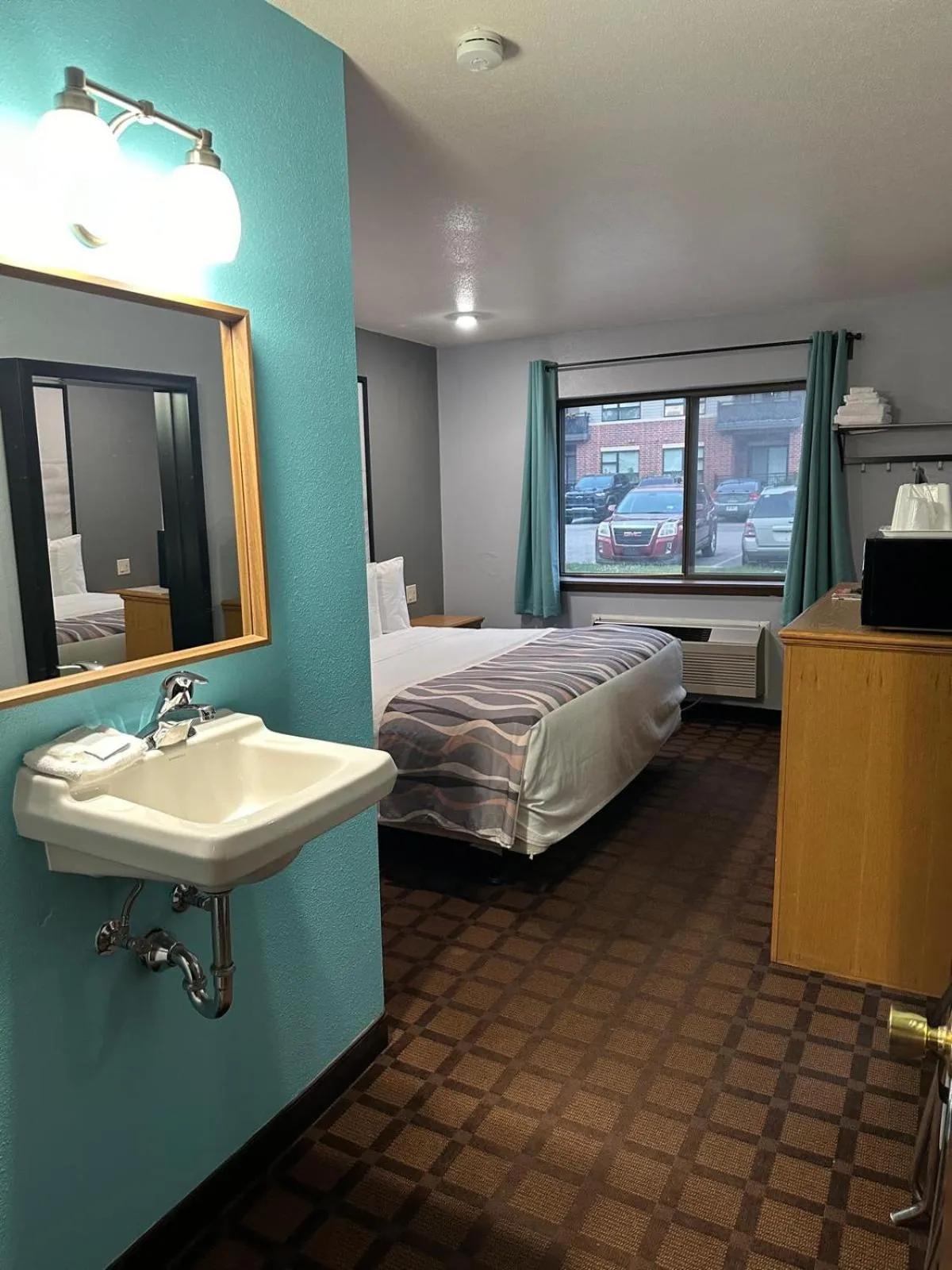 Quiet street view, Bed in Valued Stay Sun Prairie