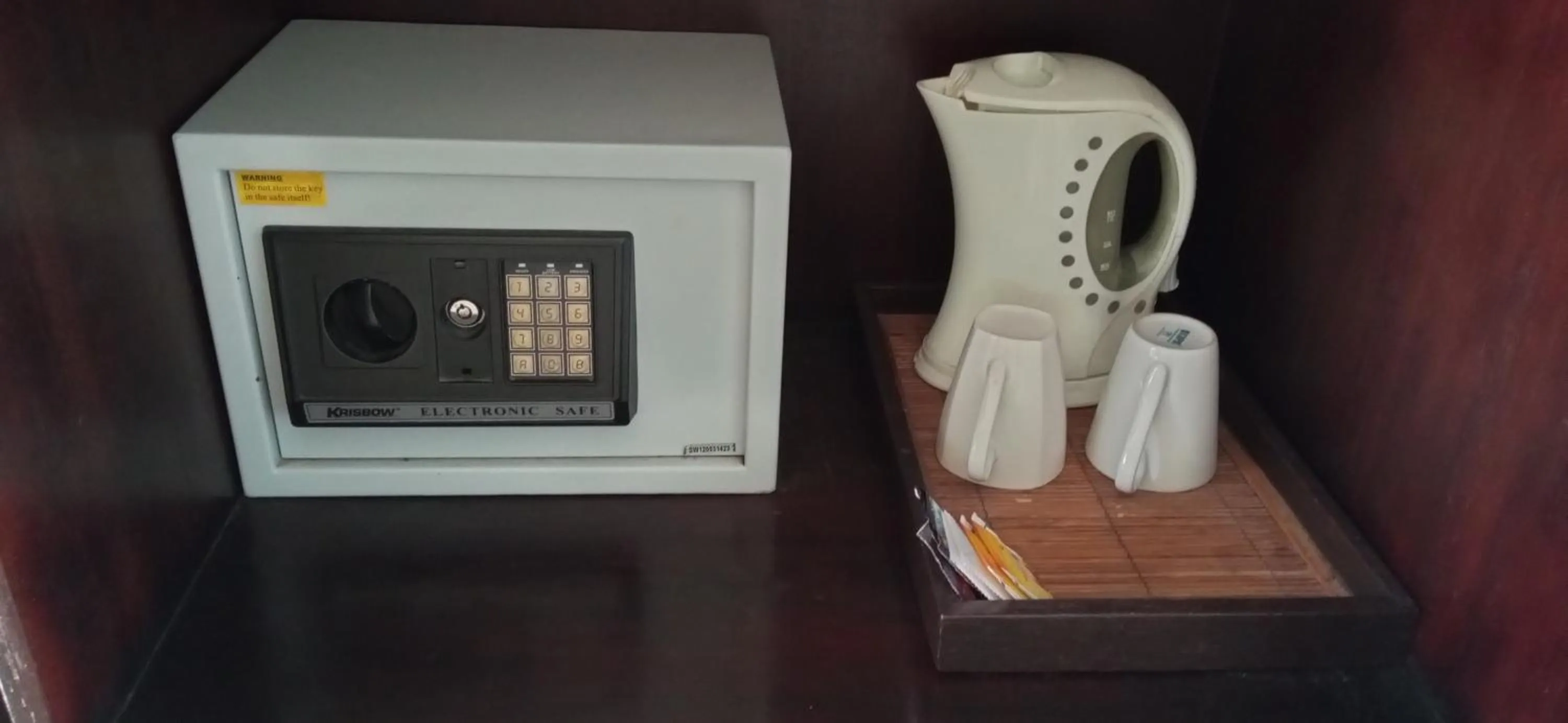 Coffee/tea facilities in Suris Boutique Hotel