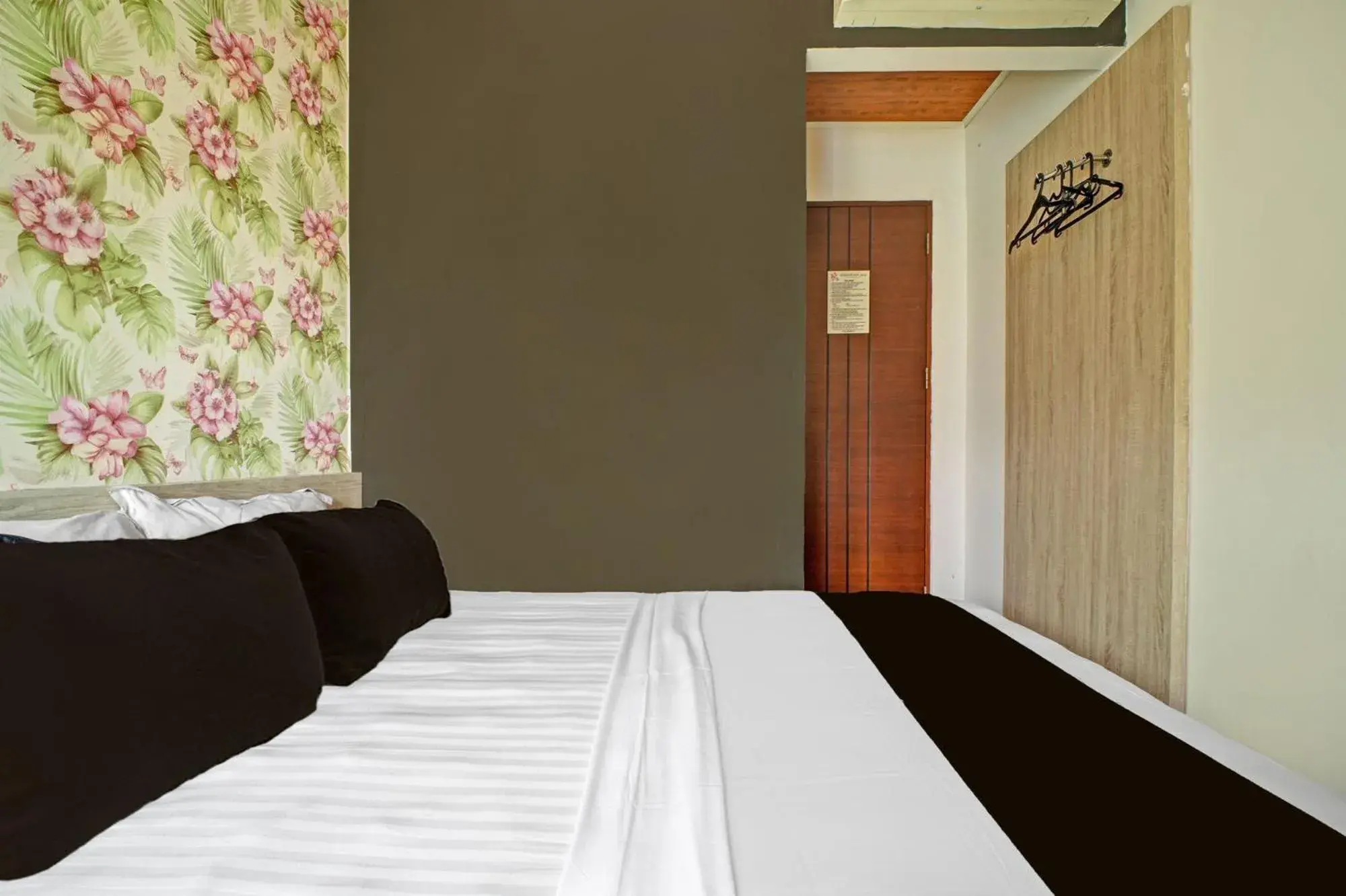 Bedroom, Bed in Hotel O Gambir Near Juanda Station Formerly Bunga Dahlia Bedroom, Bed in Hotel O Gambir Near Juanda Station Formerly Bunga Dahlia