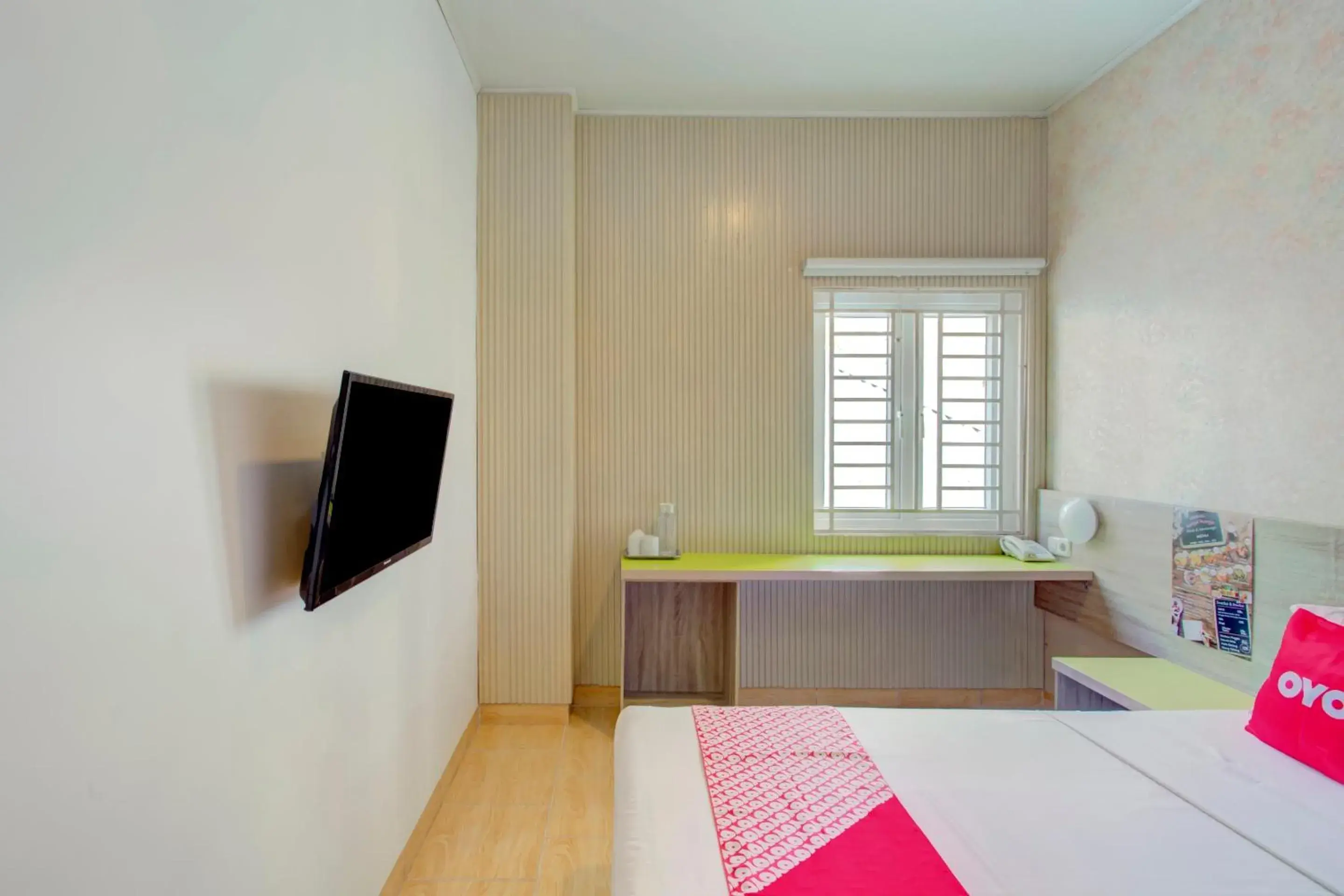 Deluxe Double Room in Hotel O Gambir Near Juanda Station Formerly Bunga Dahlia Deluxe Double Room in Hotel O Gambir Near Juanda Station Formerly Bunga Dahlia