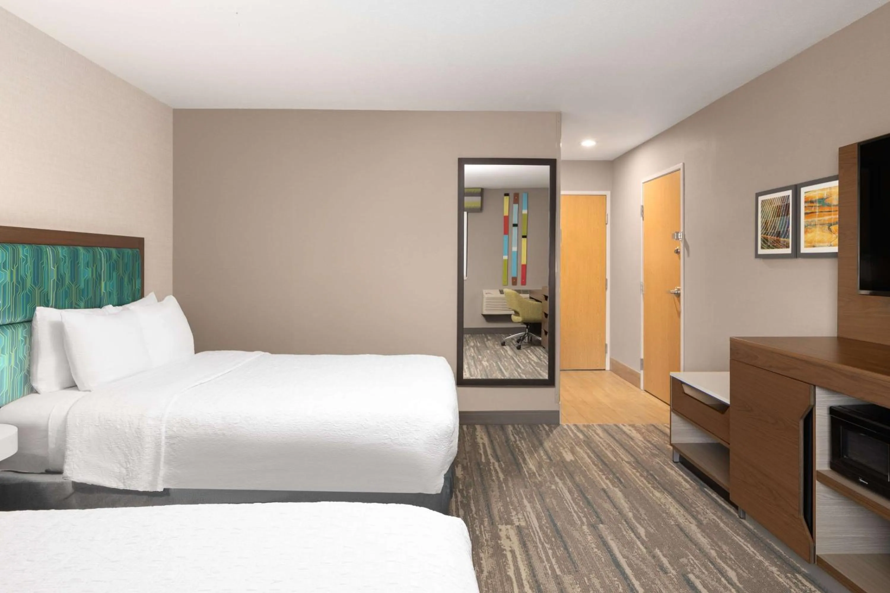 Photo of the whole room, Bed in Hampton Inn Spokane Airport