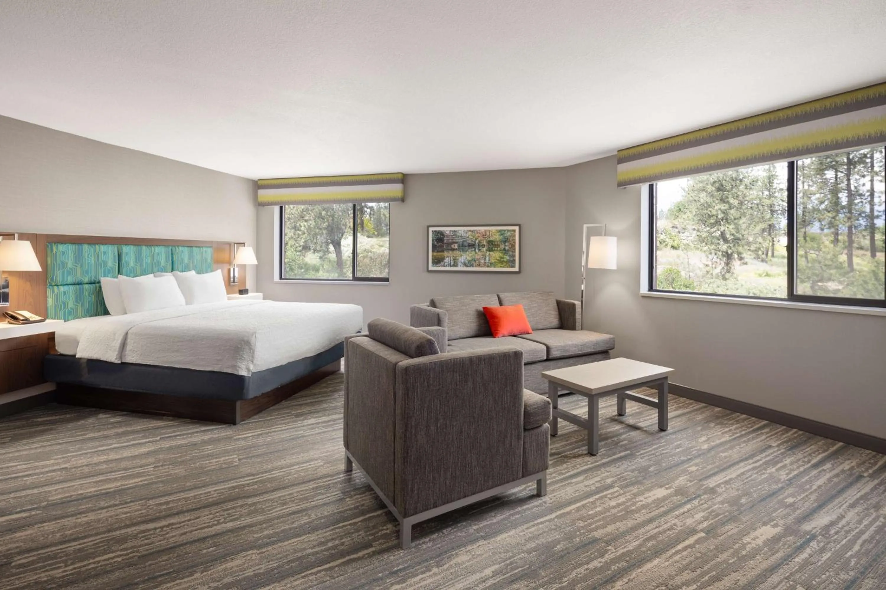 Living room, Bed in Hampton Inn Spokane Airport