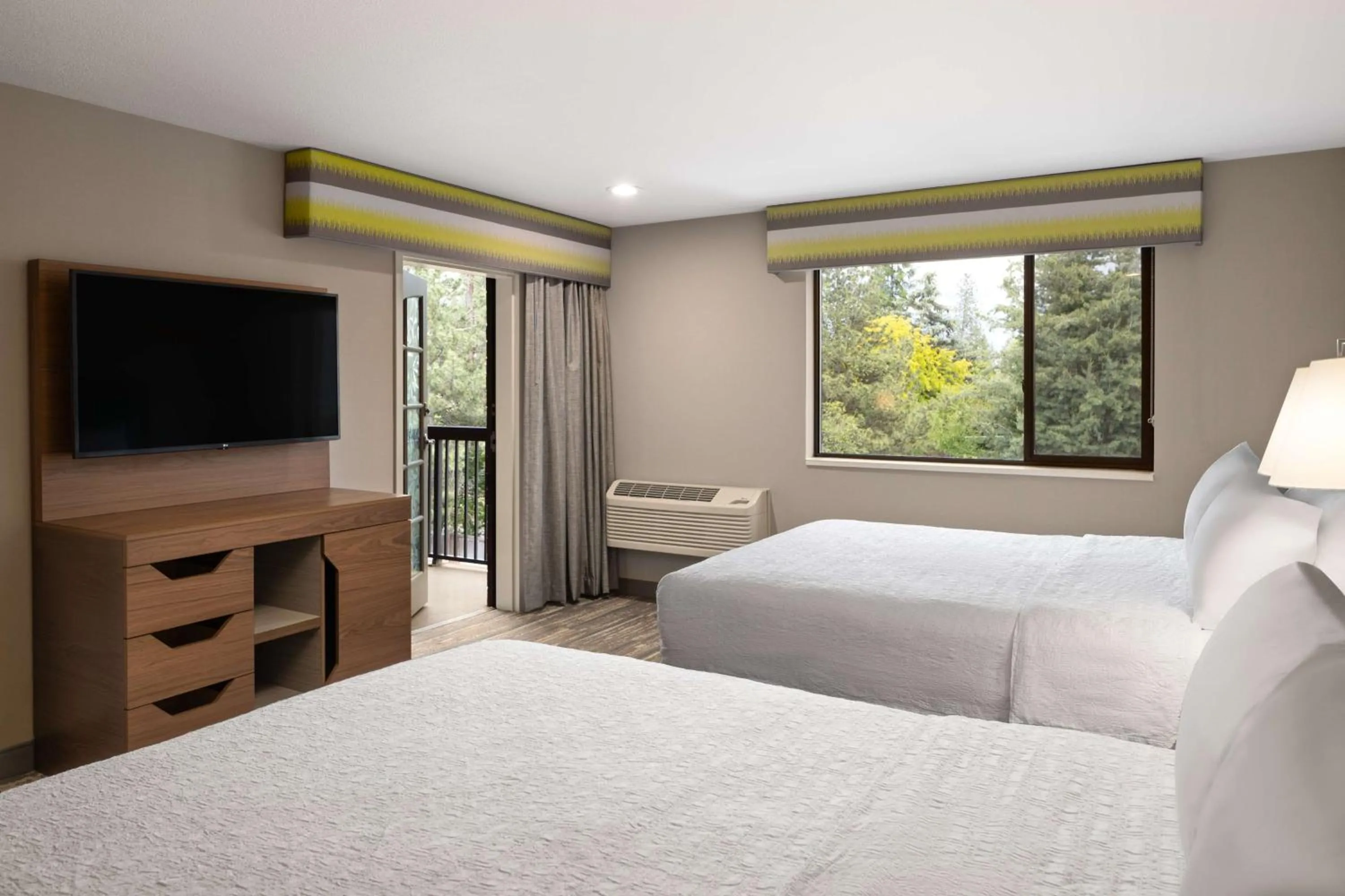 View (from property/room), Bed in Hampton Inn Spokane Airport