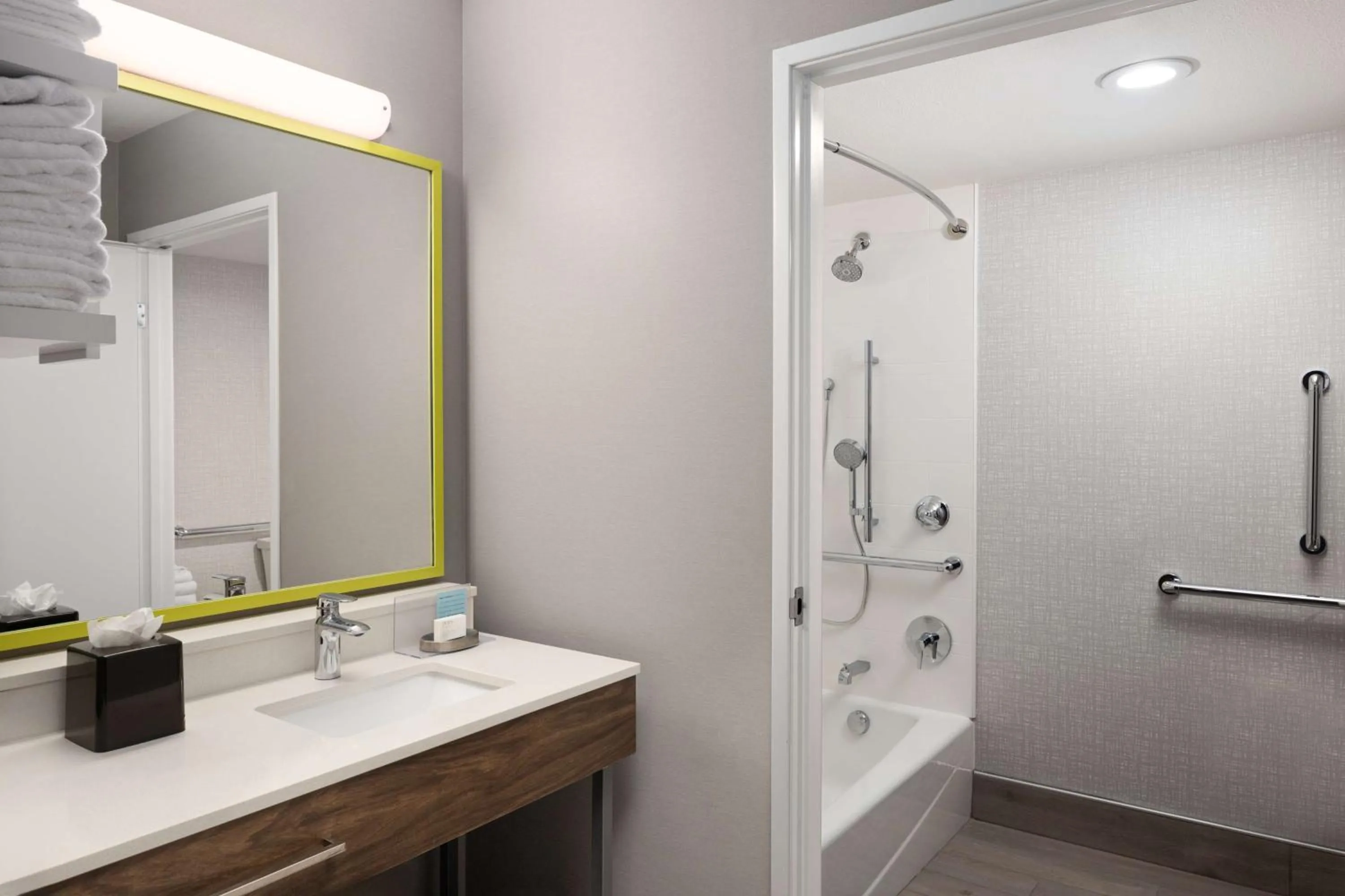 Bathroom in Hampton Inn Spokane Airport