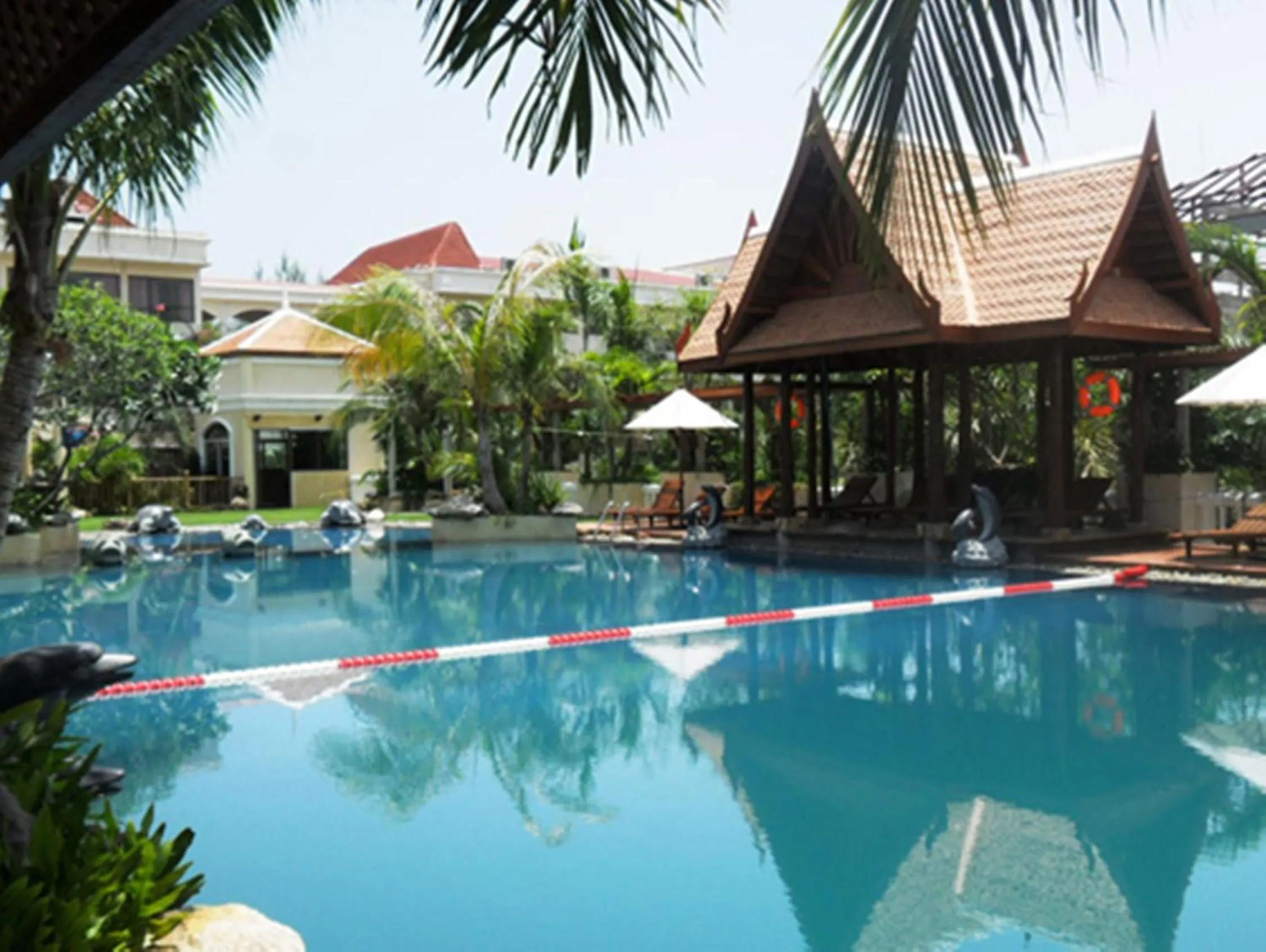 Swimming pool in Mae Pim Resort Hotel