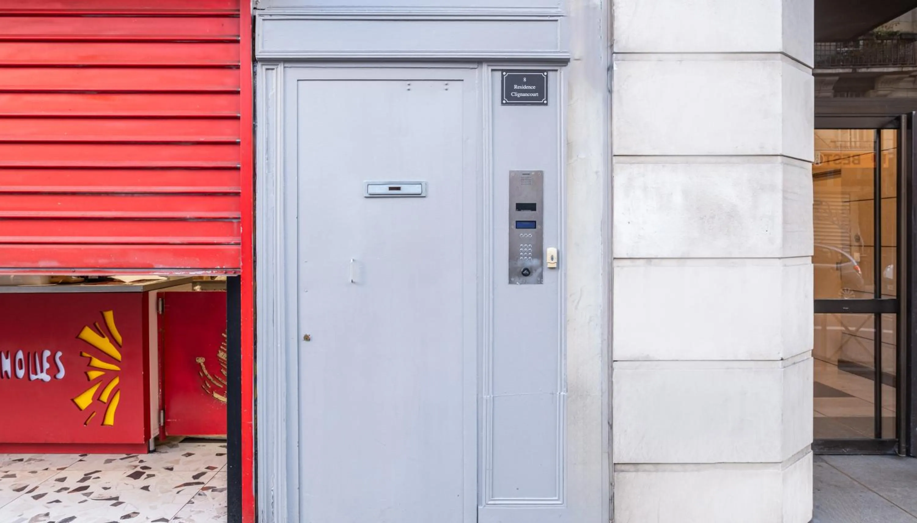 Facade/entrance in Résidence Clignancourt