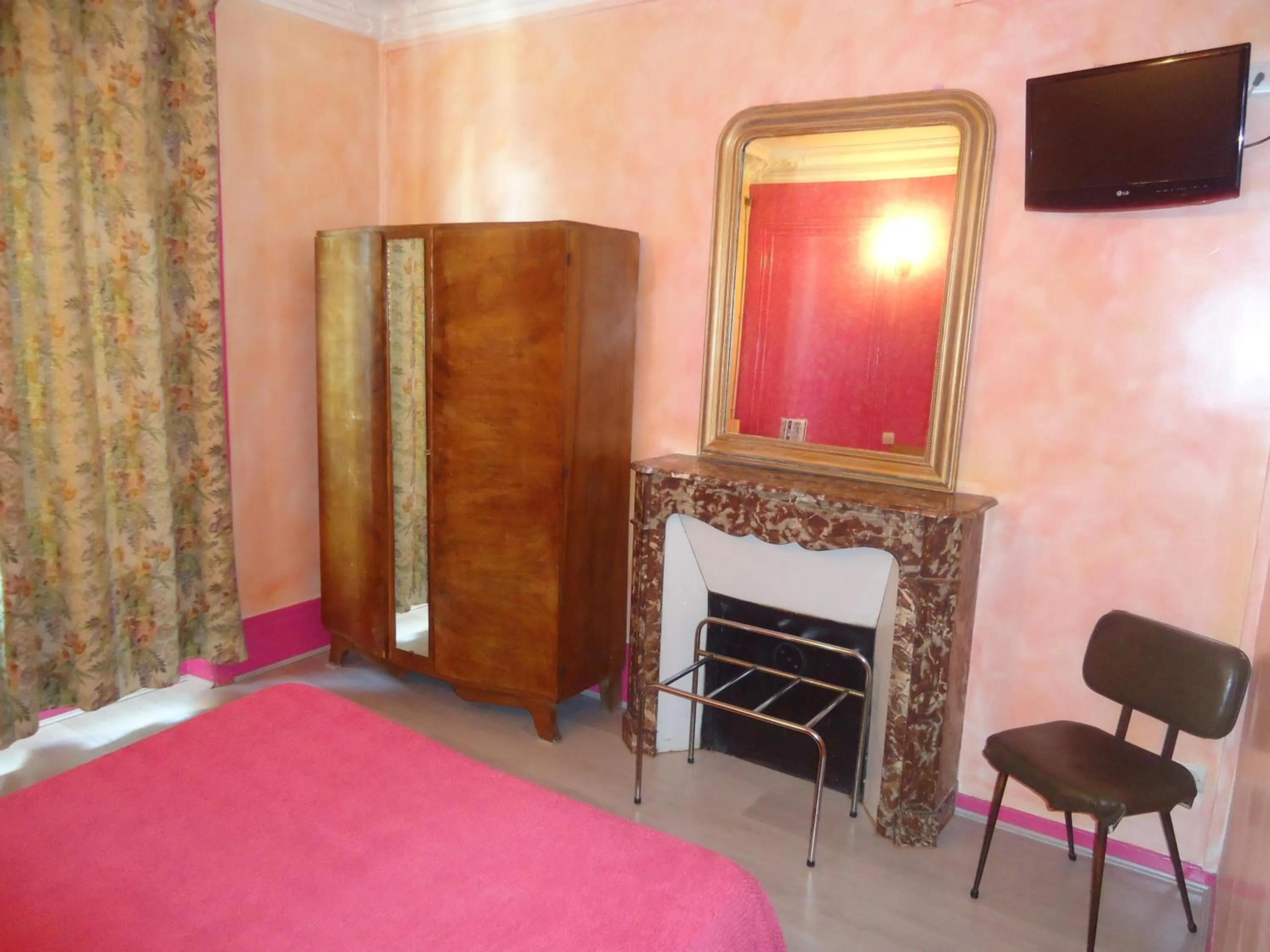 Photo of the whole room, Bed in Hotel des Belges