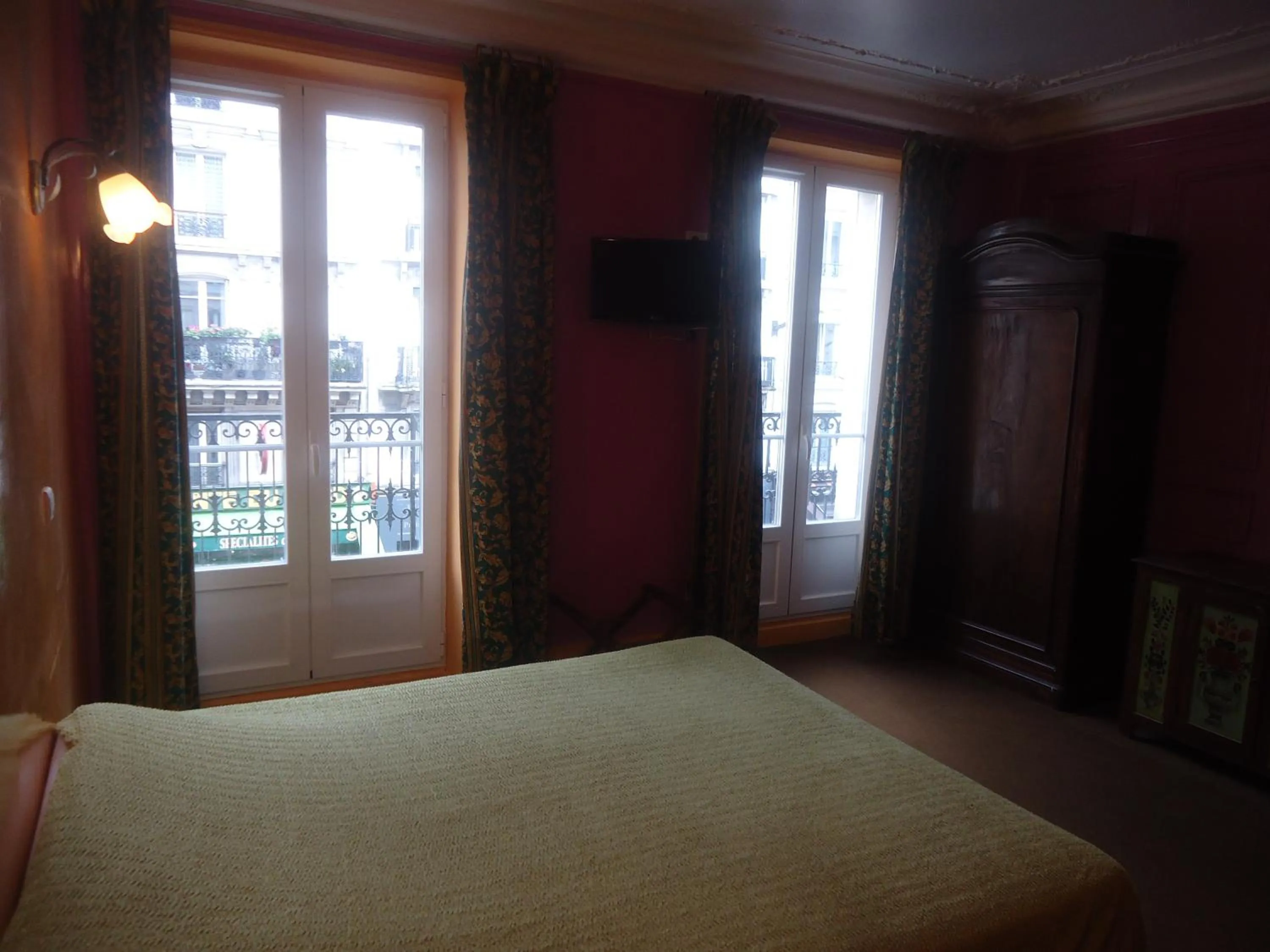 Photo of the whole room, Bed in Hotel des Belges