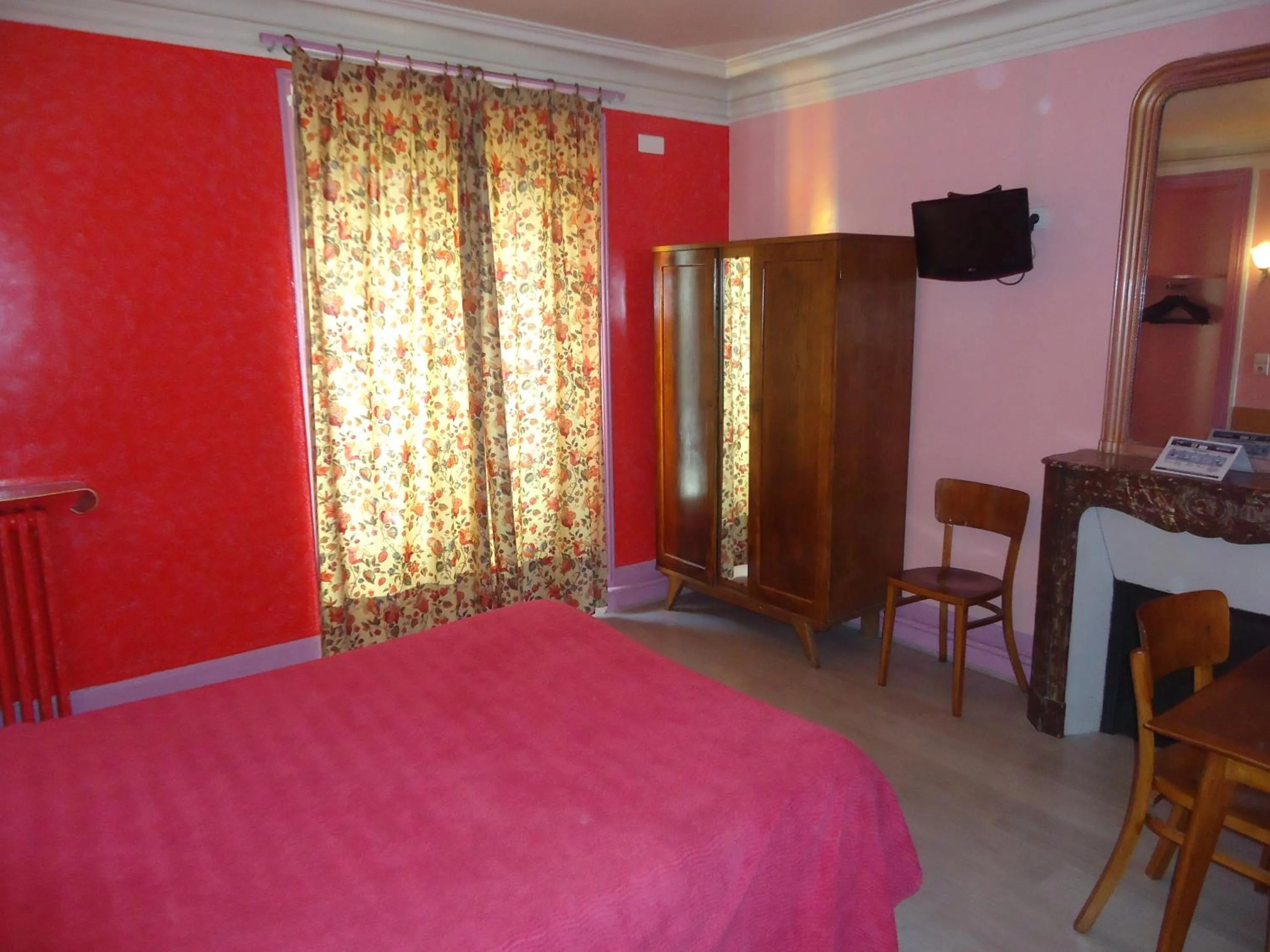 Photo of the whole room, Bed in Hotel des Belges