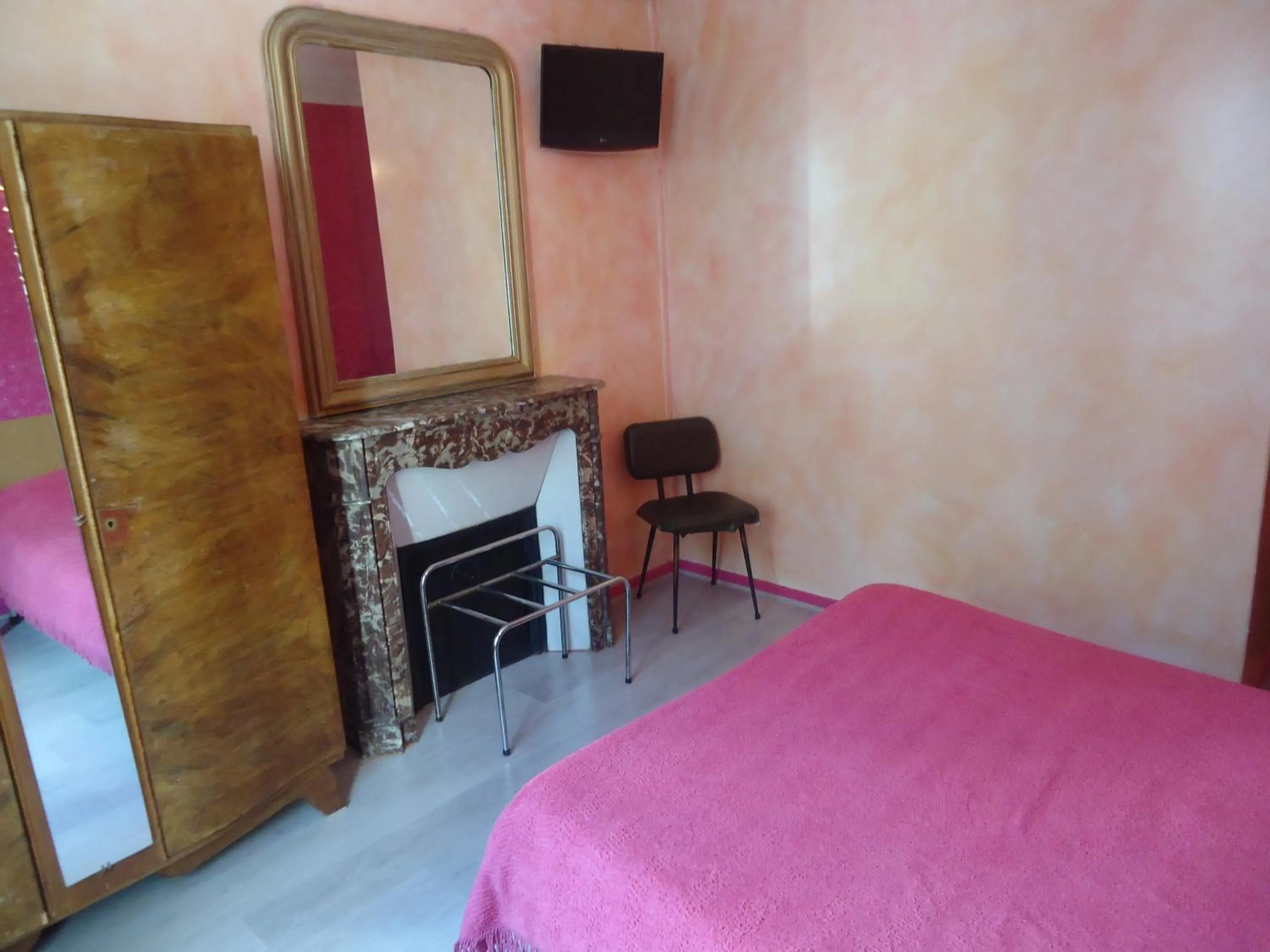 Photo of the whole room, Bed in Hotel des Belges