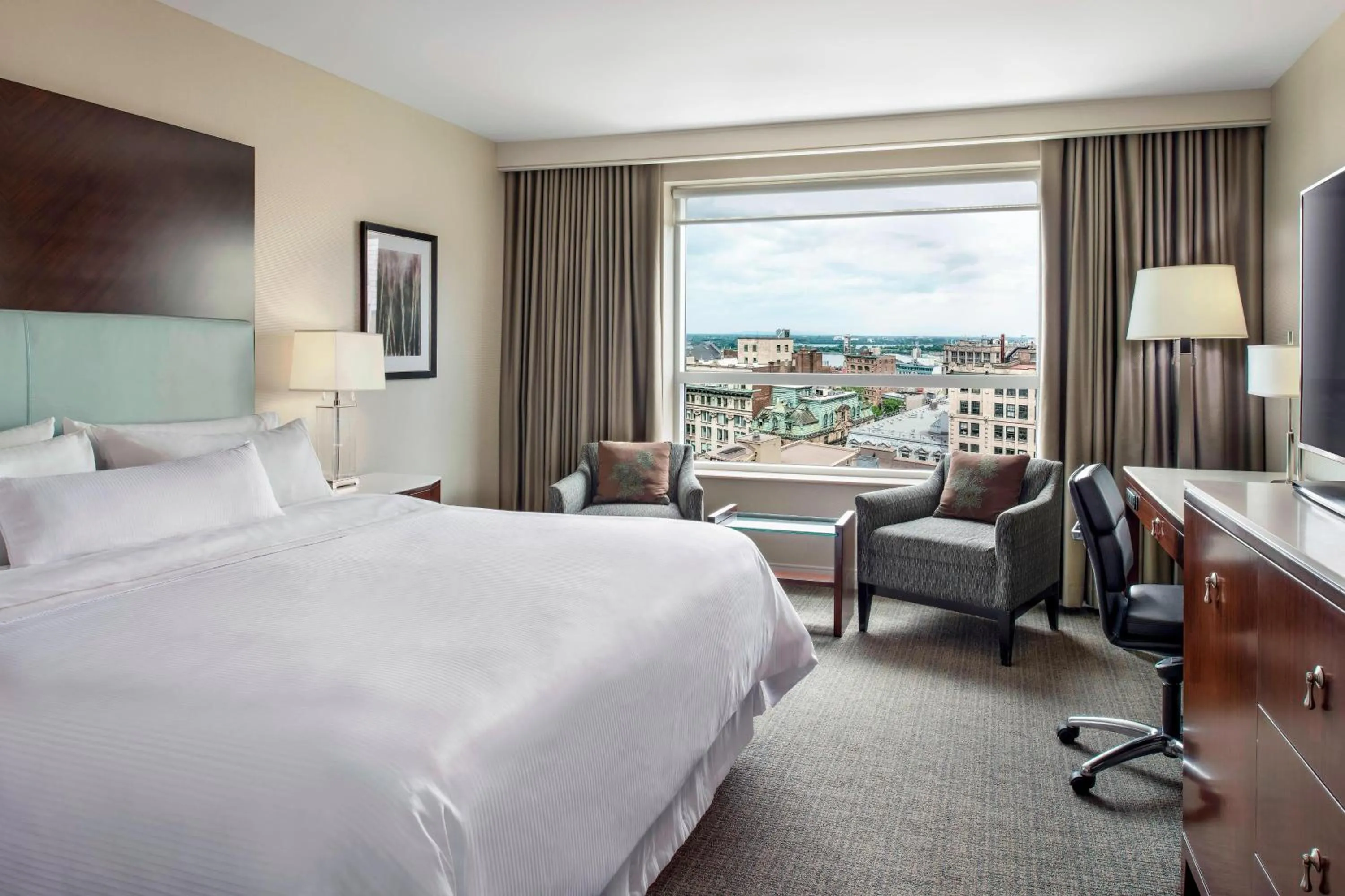 Photo of the whole room, Bed in Le Westin Montreal