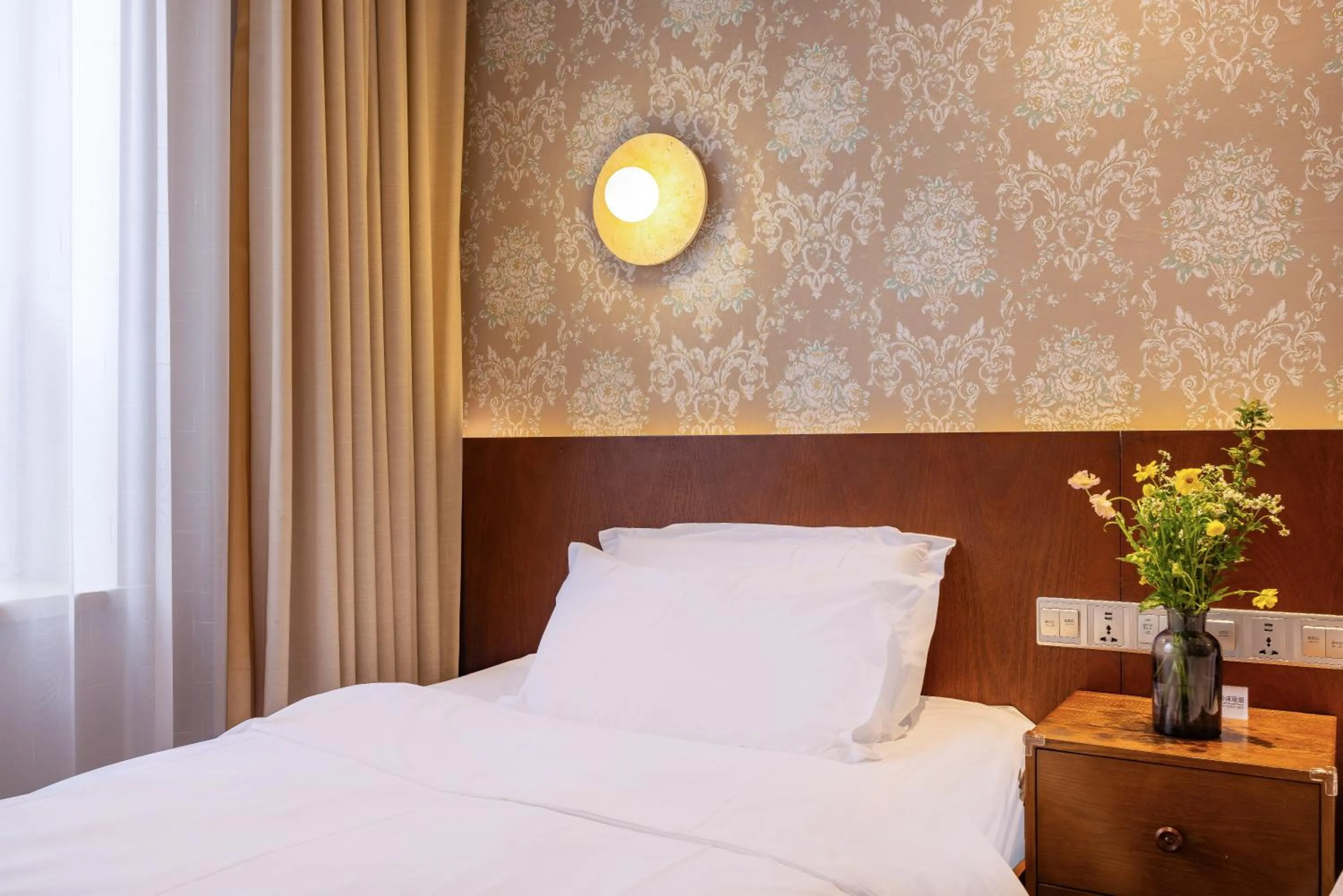 Bed in Qingdao Kaiyue Hotel Zhongshan Road St Michael's Cathedral and Zhanqiao Pier