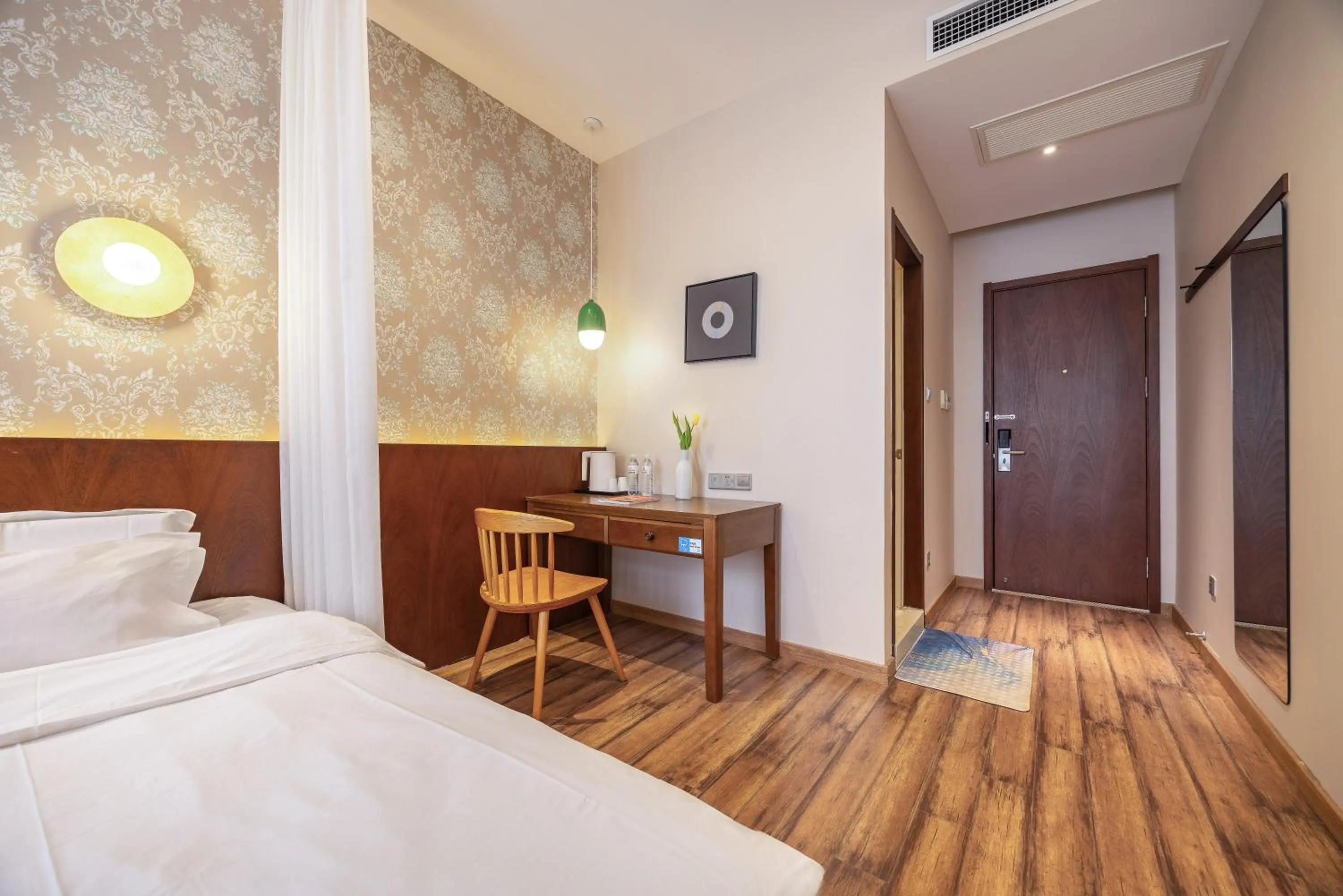 Bed in Qingdao Kaiyue Hotel Zhongshan Road St Michael's Cathedral and Zhanqiao Pier