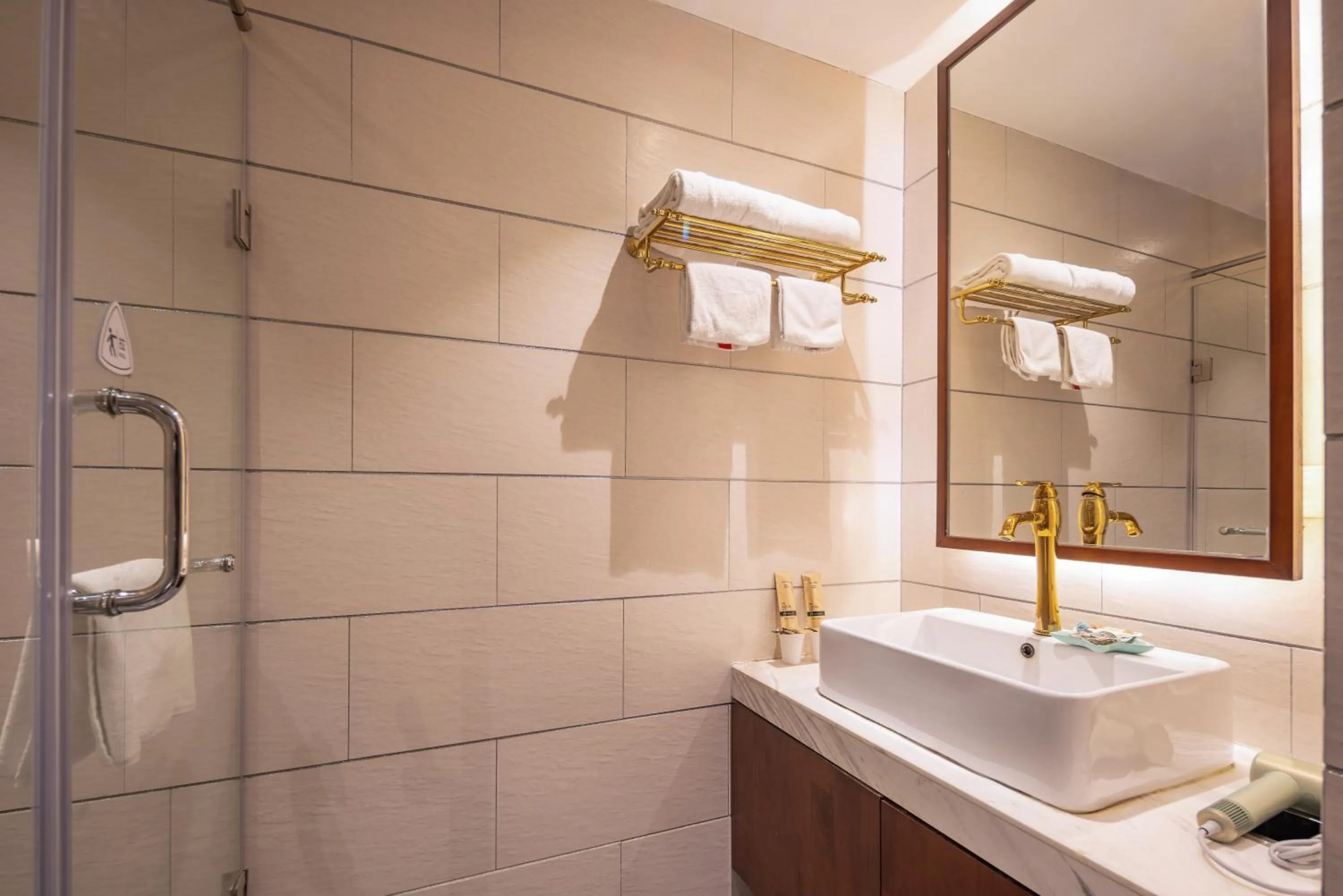 Qingdao Kaiyue Hotel Zhongshan Road St Michael's Cathedral and Zhanqiao Pier