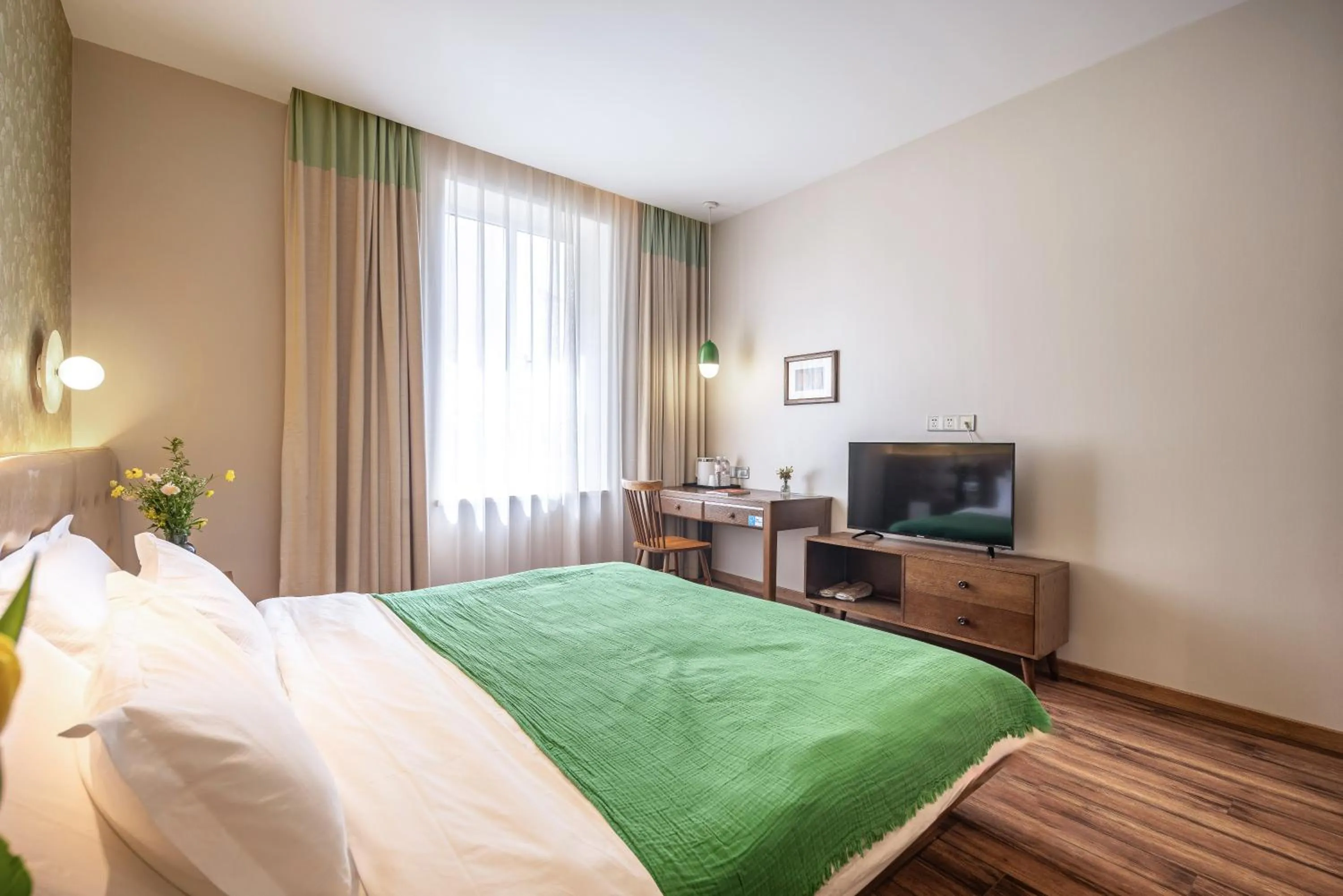 Bed in Qingdao Kaiyue Hotel Zhongshan Road St Michael's Cathedral and Zhanqiao Pier