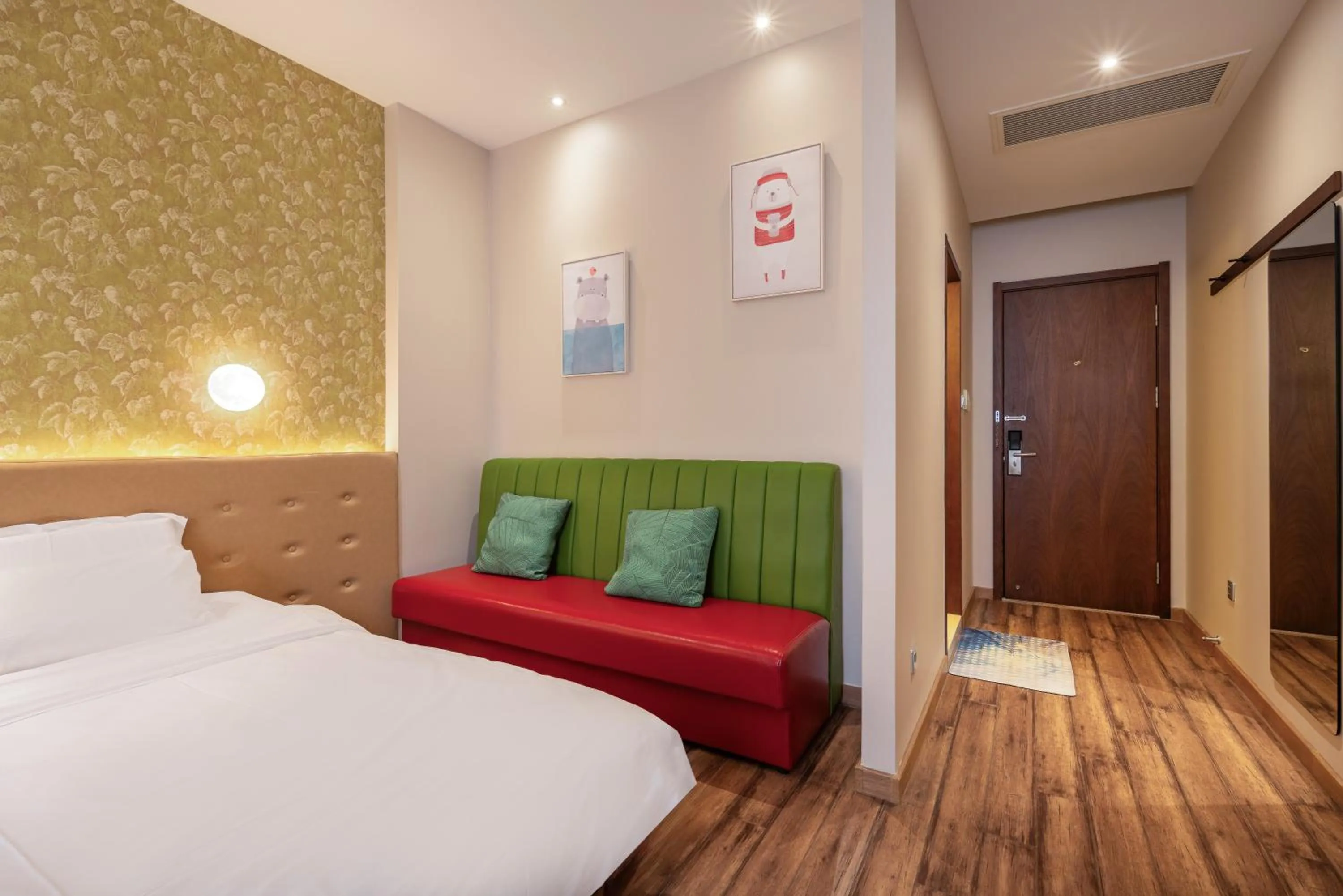 Bed in Qingdao Kaiyue Hotel Zhongshan Road St Michael's Cathedral and Zhanqiao Pier