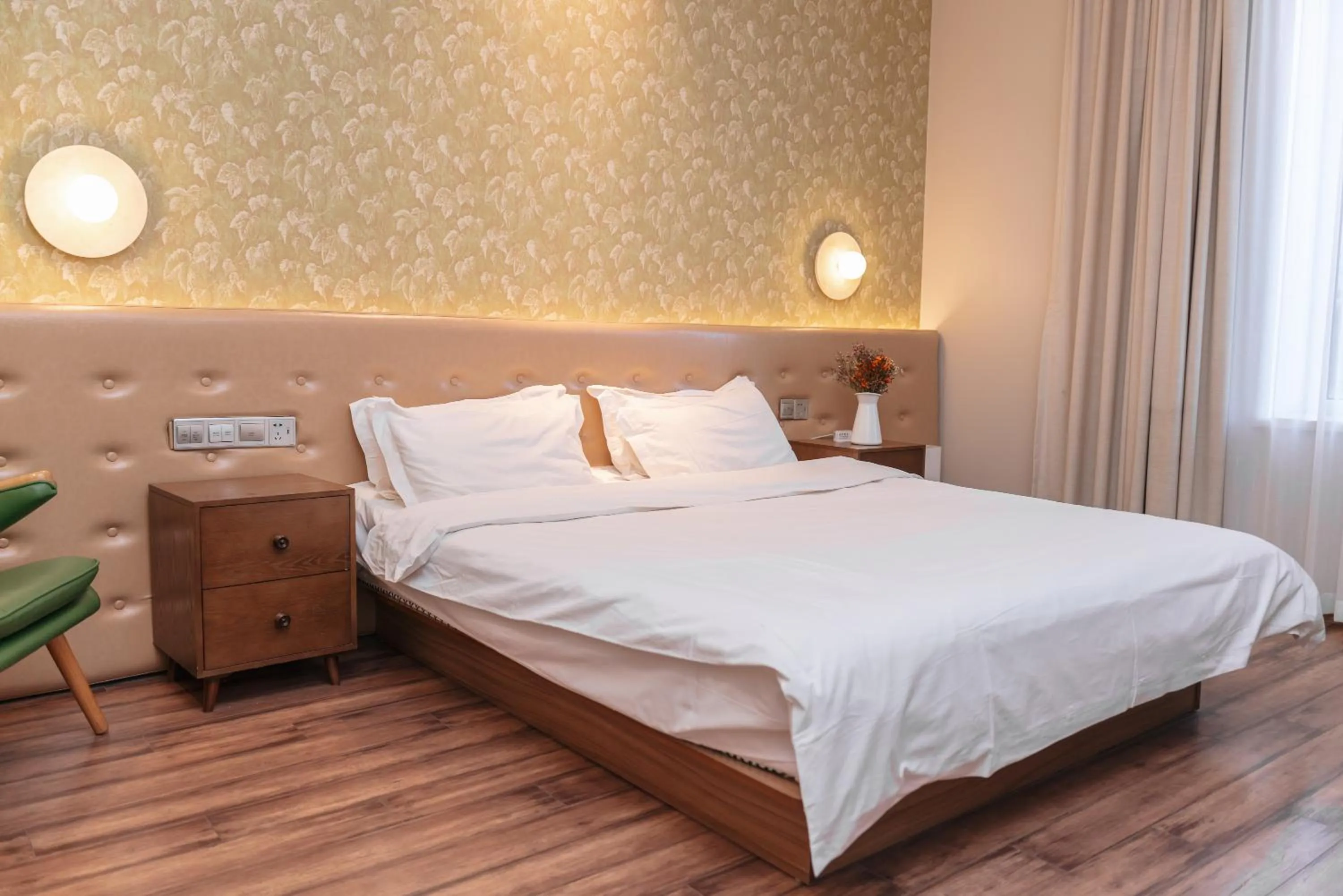 Deluxe King Room 1.0 in Qingdao Kaiyue Hotel Zhongshan Road St Michael's Cathedral and Zhanqiao Pier