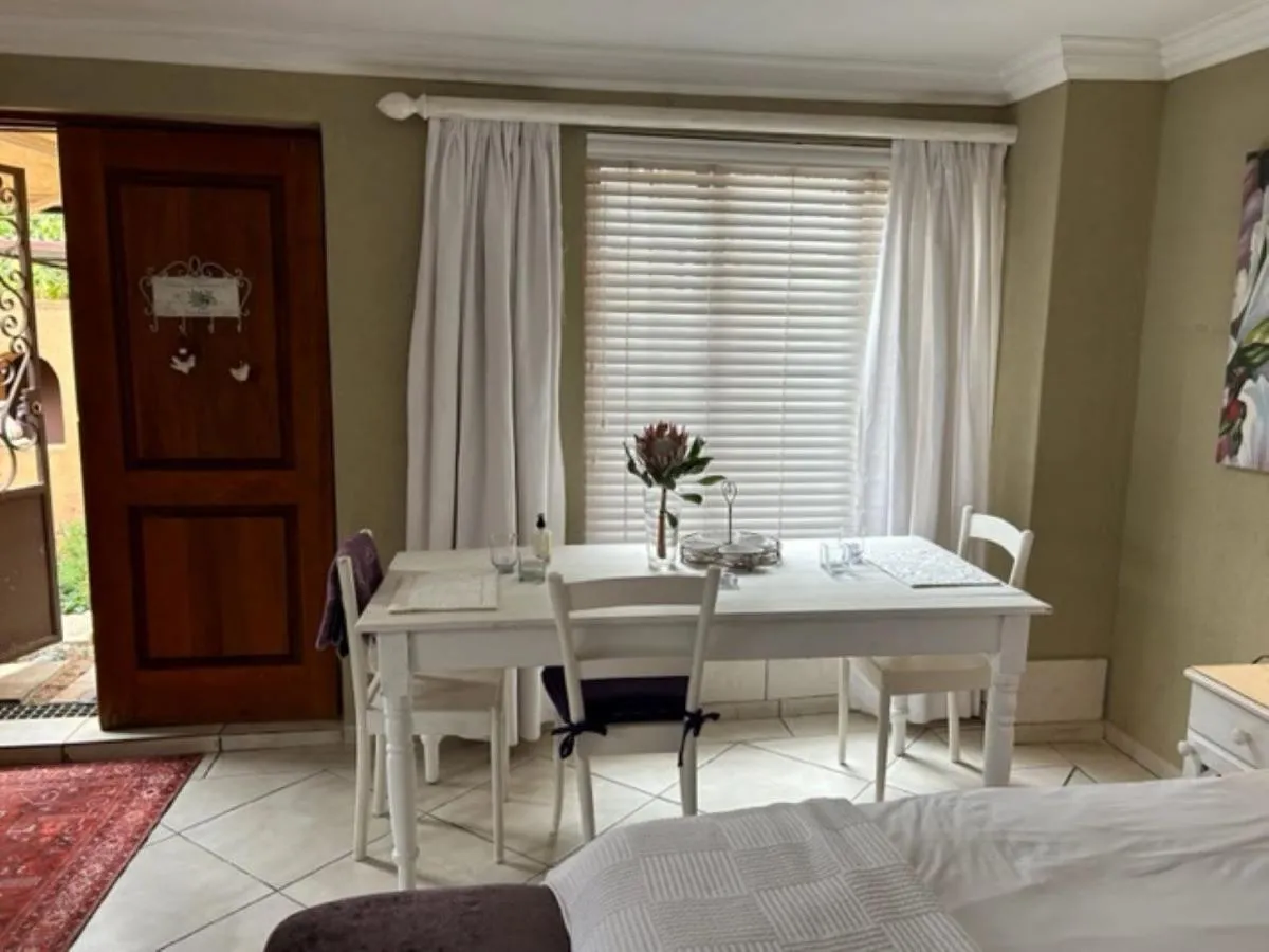 Dining area, Bed in The Lemon Tree Self- Catering