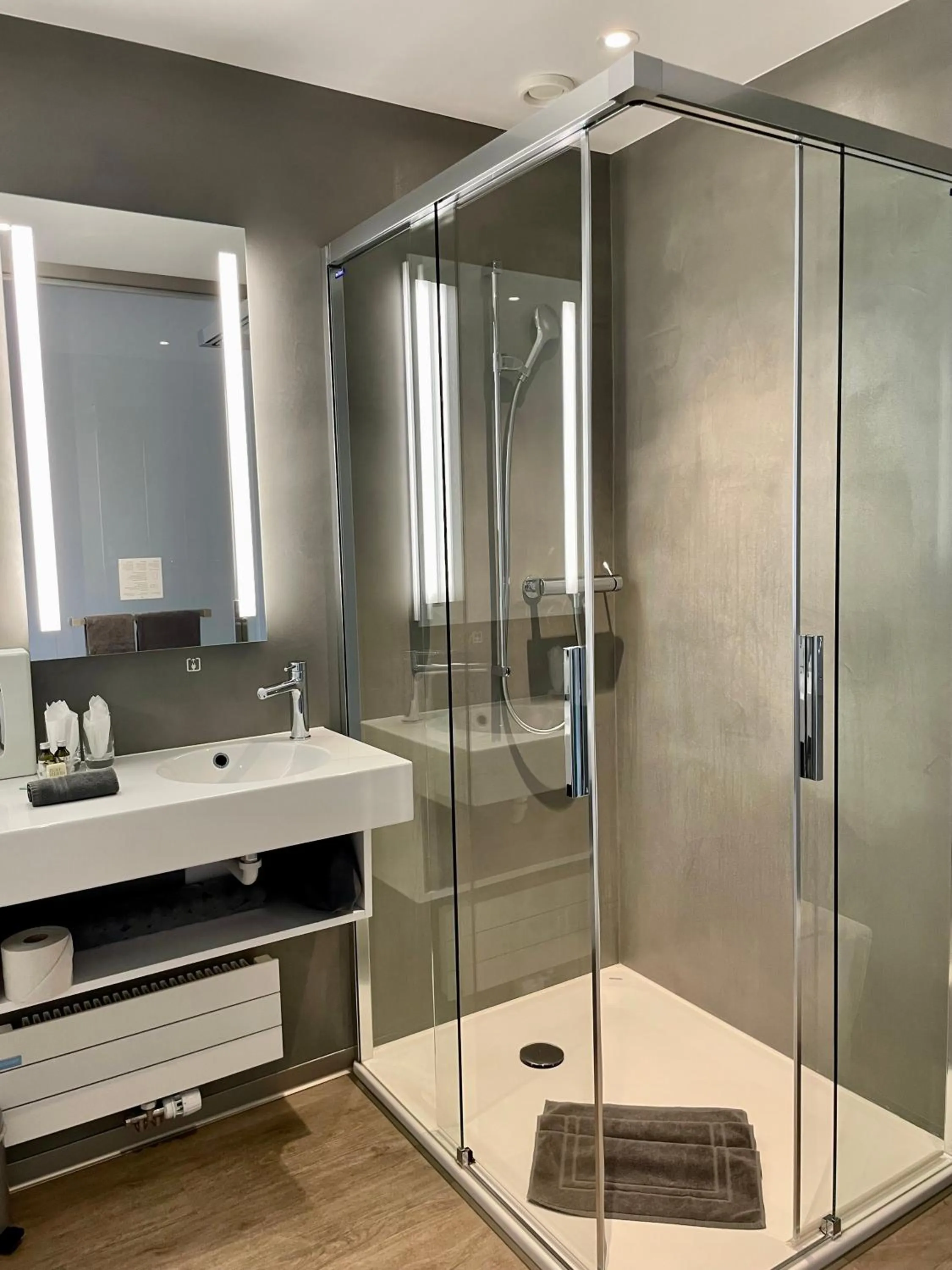 Shower in Hôtel du Théâtre, Boutique Hôtel