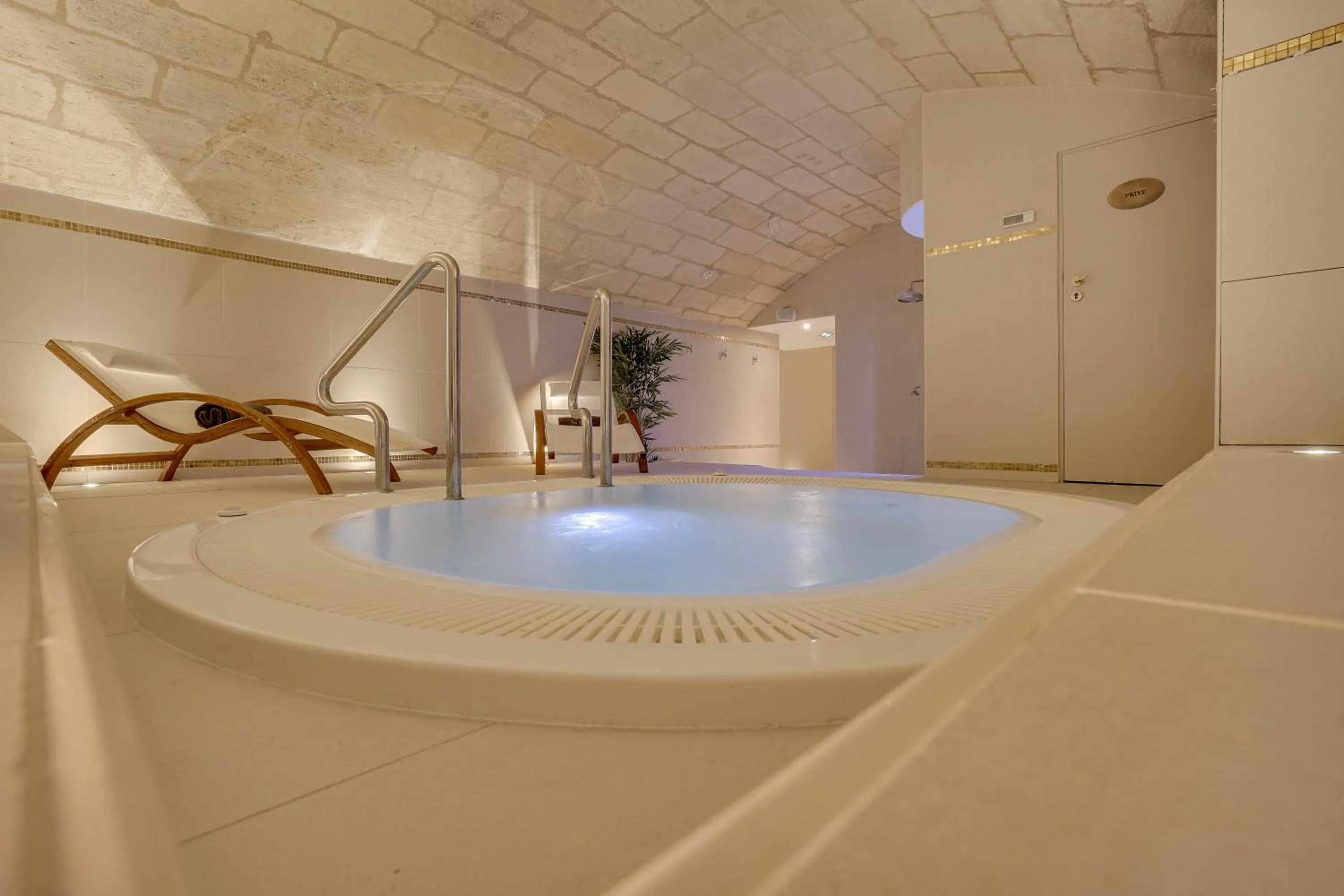 Spa and wellness centre/facilities in Hôtel de Sèze & Spa Bordeaux Centre