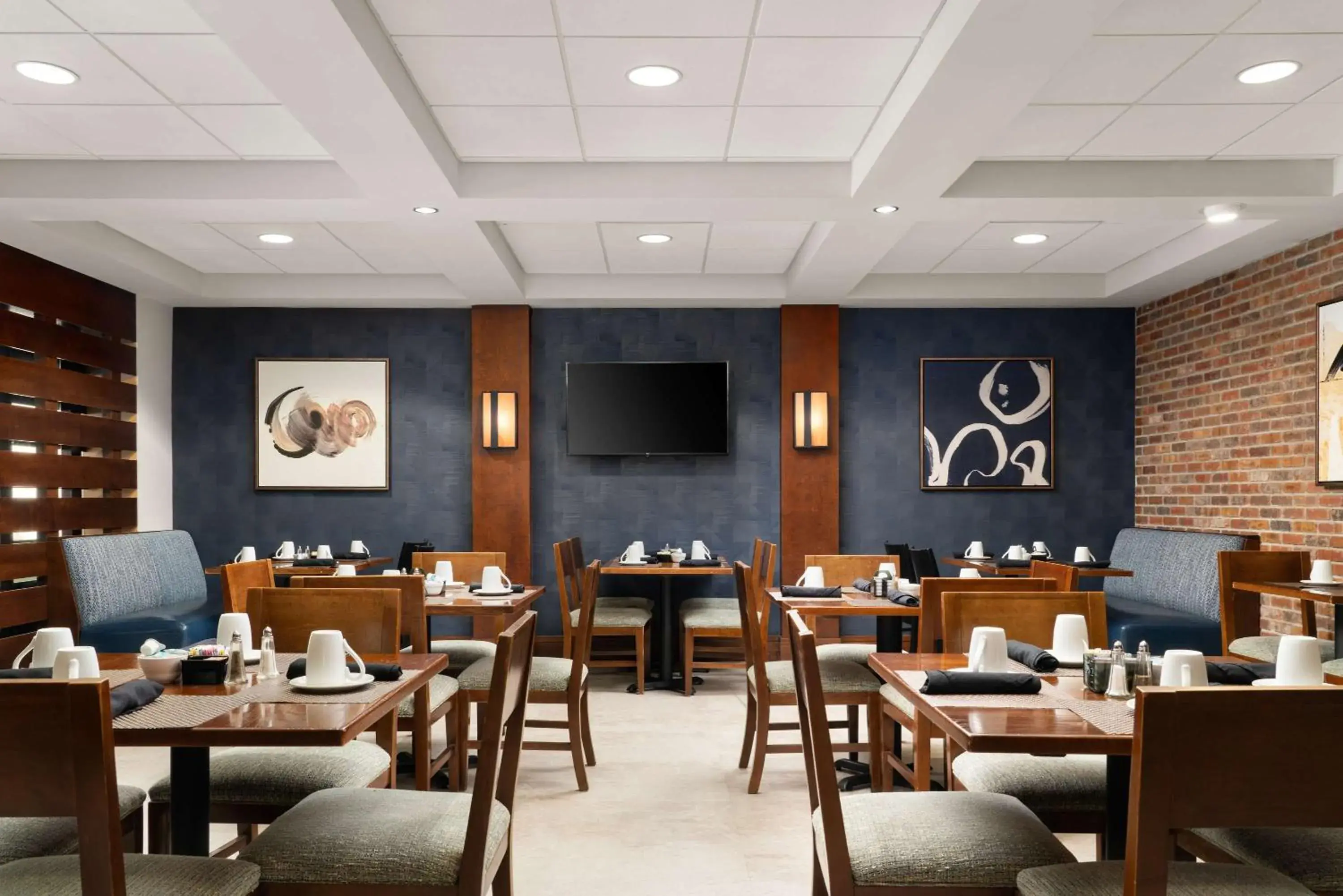 Lounge or bar in DoubleTree by Hilton Bradley International Airport Lounge or bar in DoubleTree by Hilton Bradley International Airport