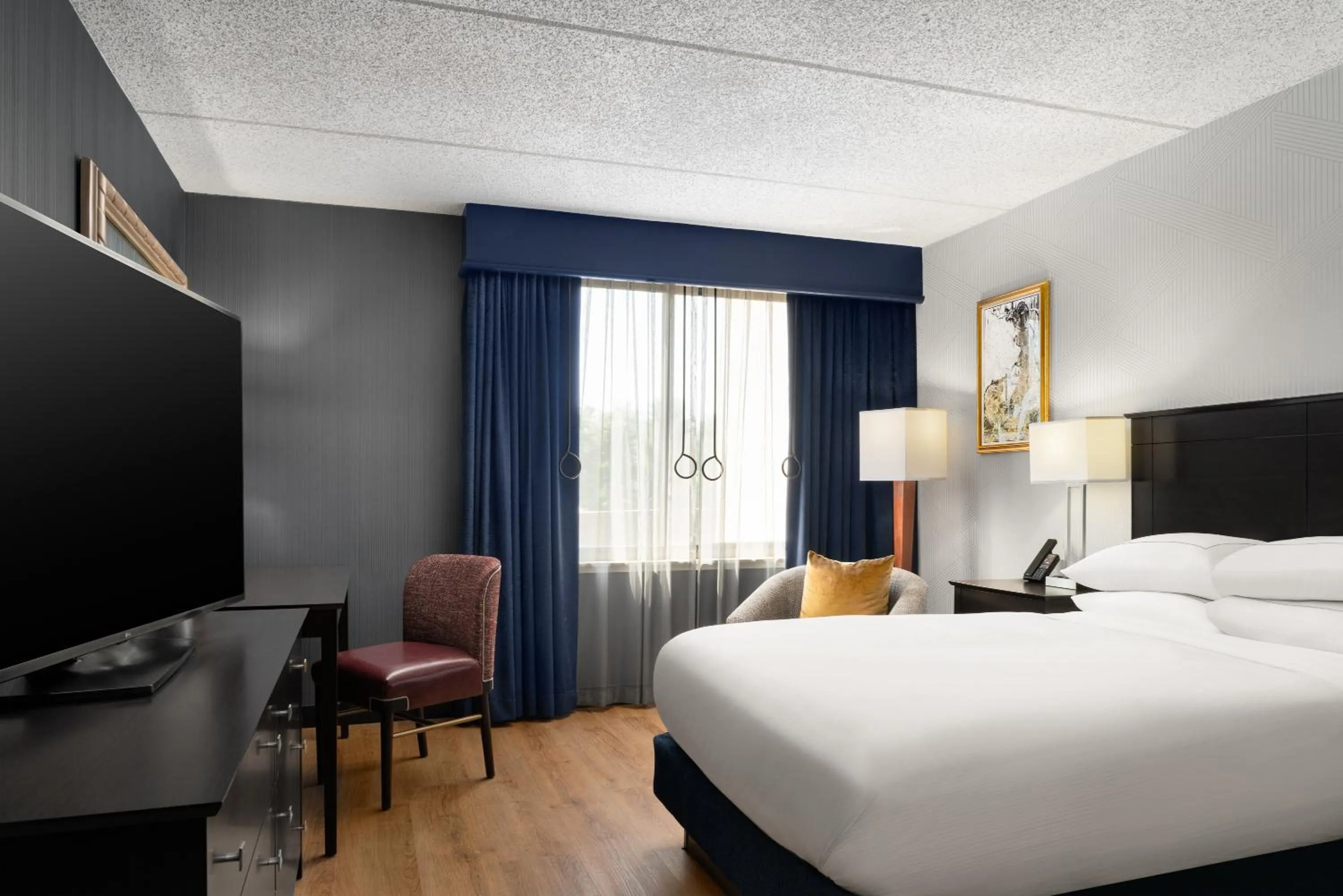 Bed in DoubleTree by Hilton Bradley International Airport