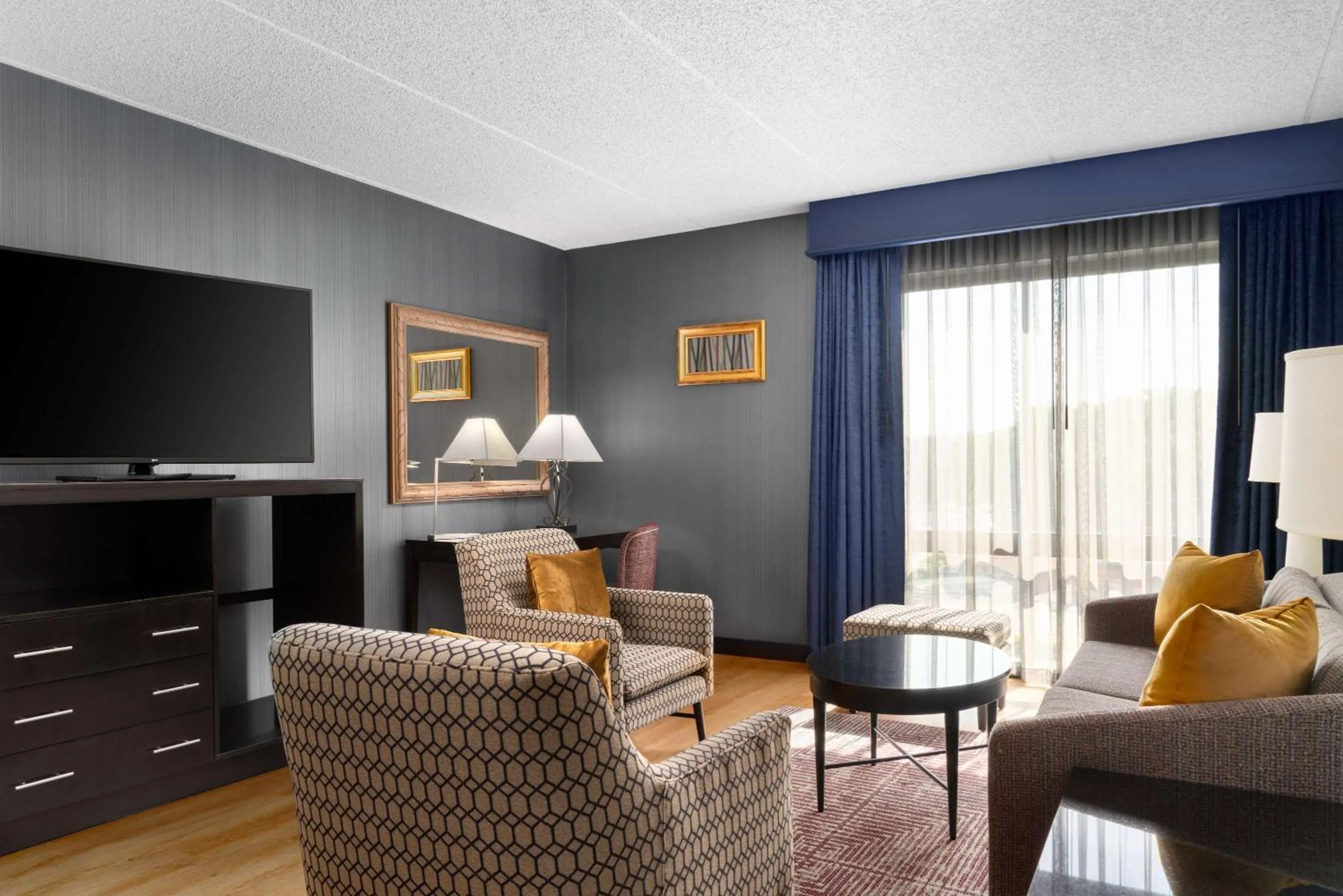 Living room in DoubleTree by Hilton Bradley International Airport