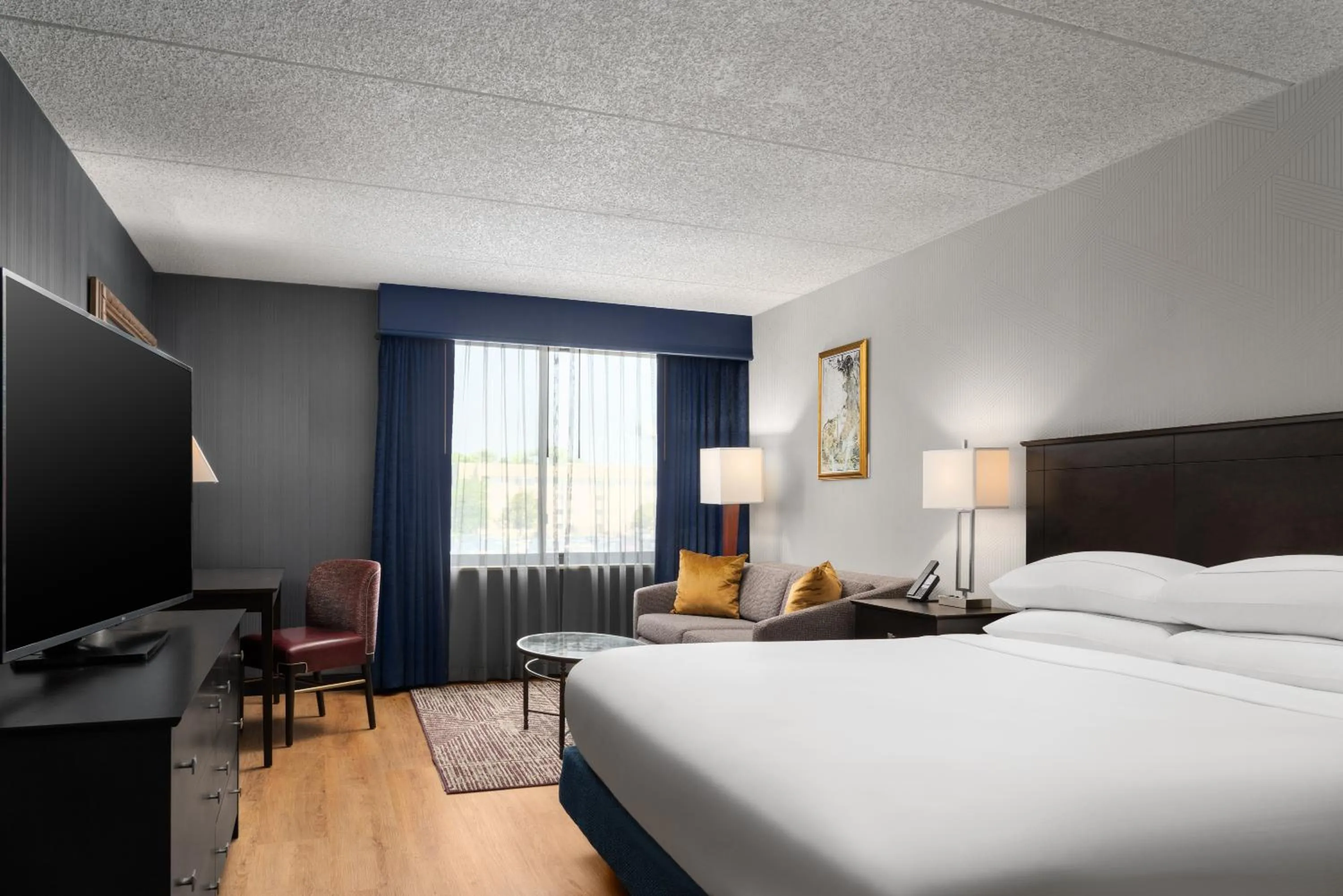 Bed in DoubleTree by Hilton Bradley International Airport