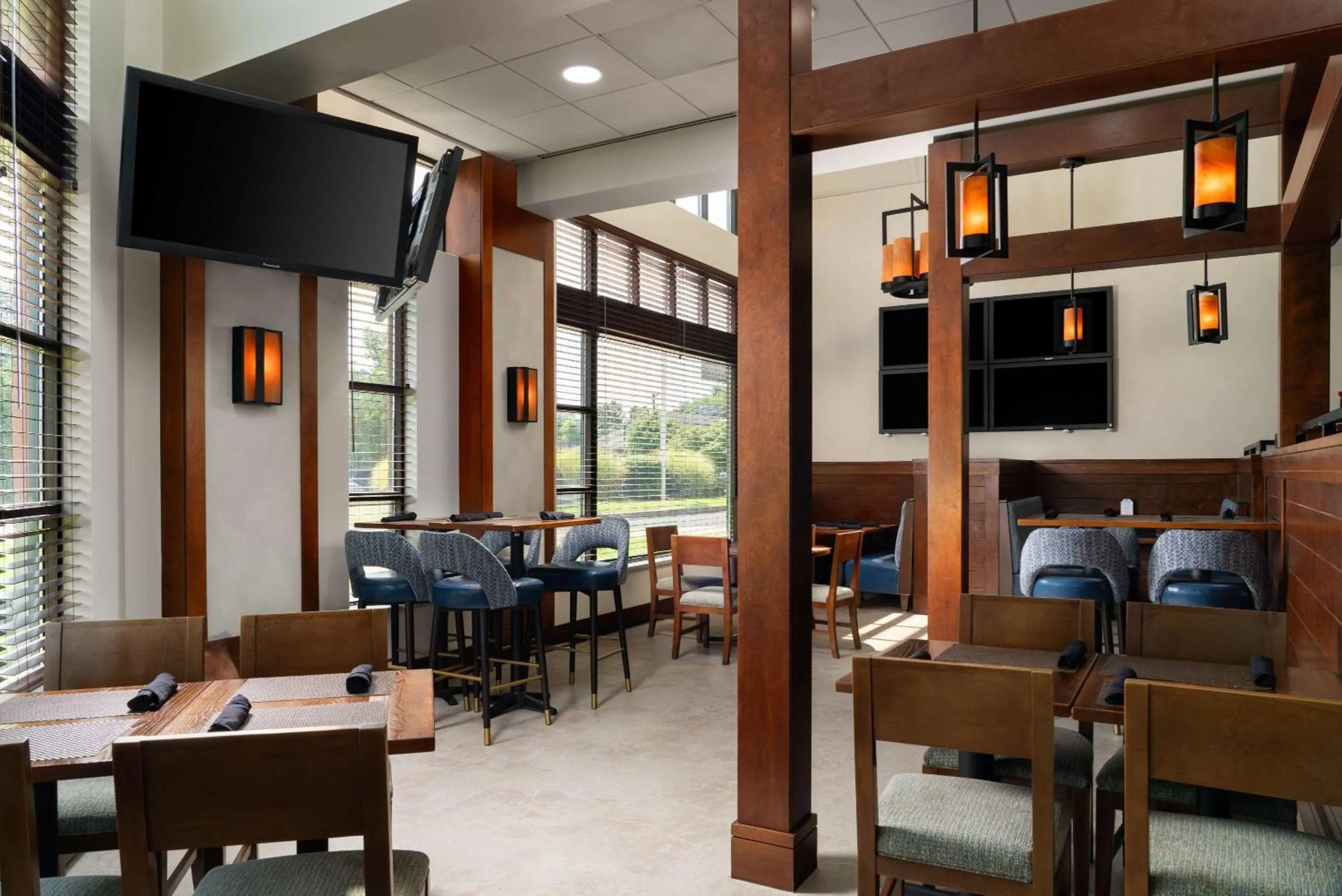 Lounge or bar in DoubleTree by Hilton Bradley International Airport