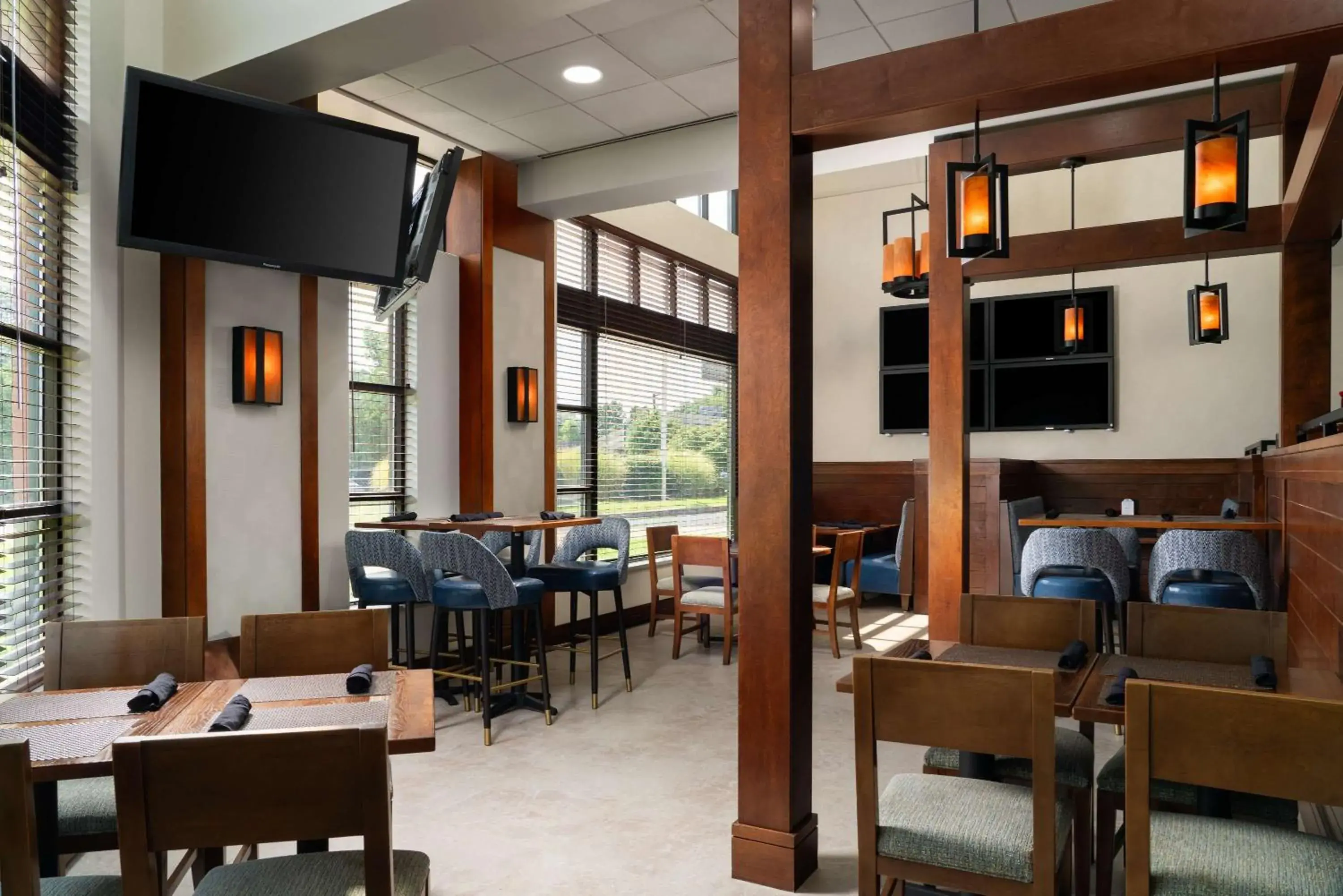 Lounge or bar in DoubleTree by Hilton Bradley International Airport Lounge or bar in DoubleTree by Hilton Bradley International Airport