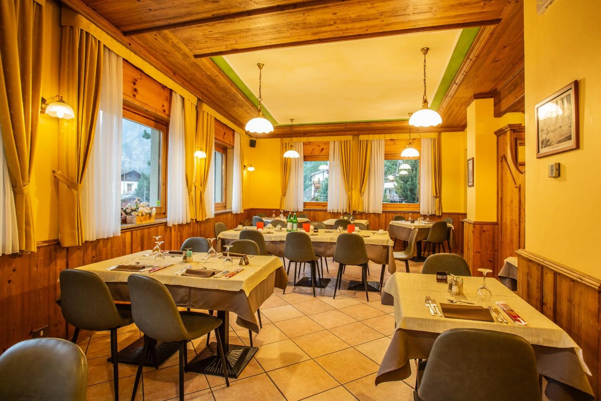 Restaurant/places to eat in Hotel Bijou