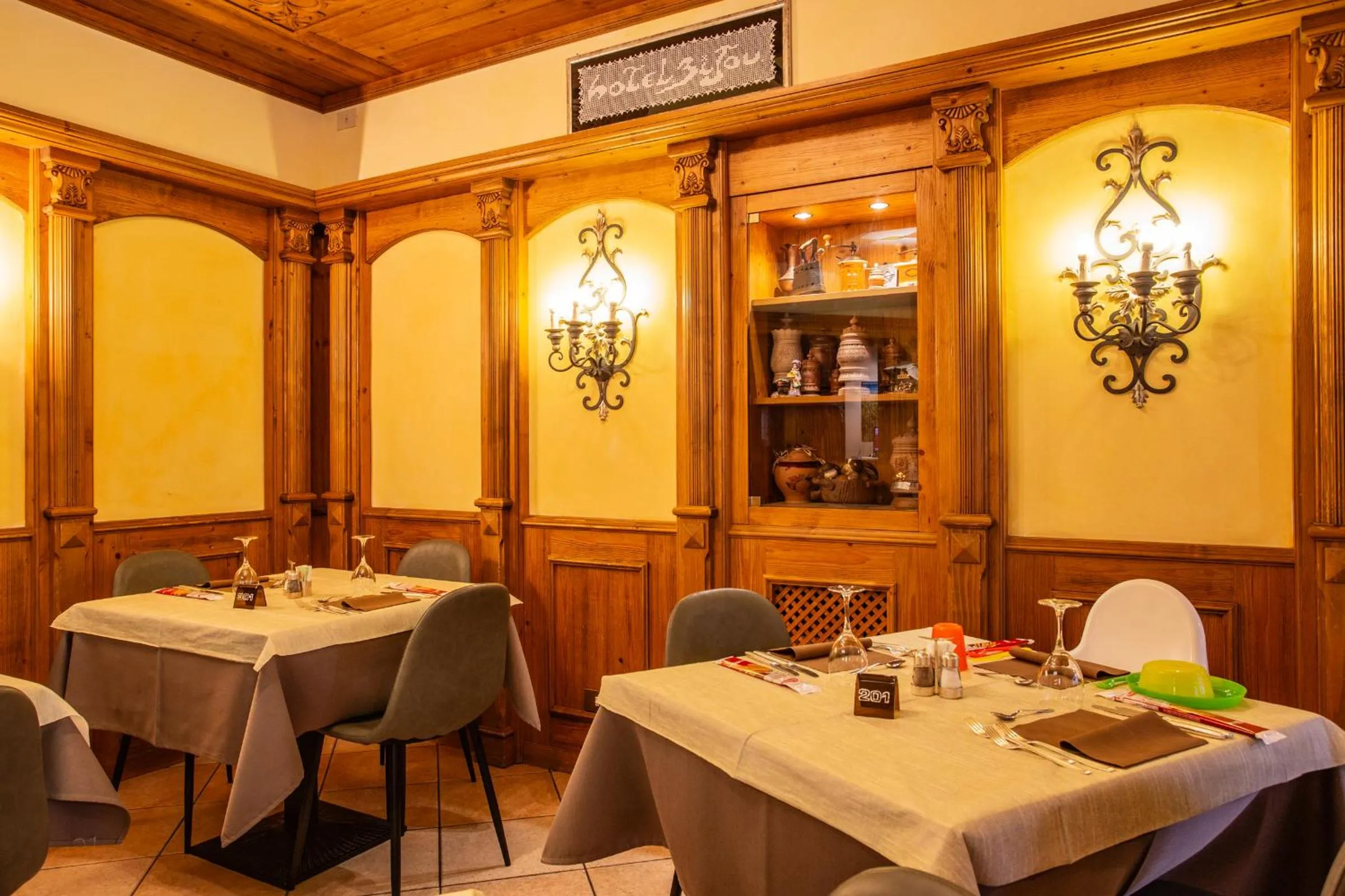 Restaurant/places to eat in Hotel Bijou