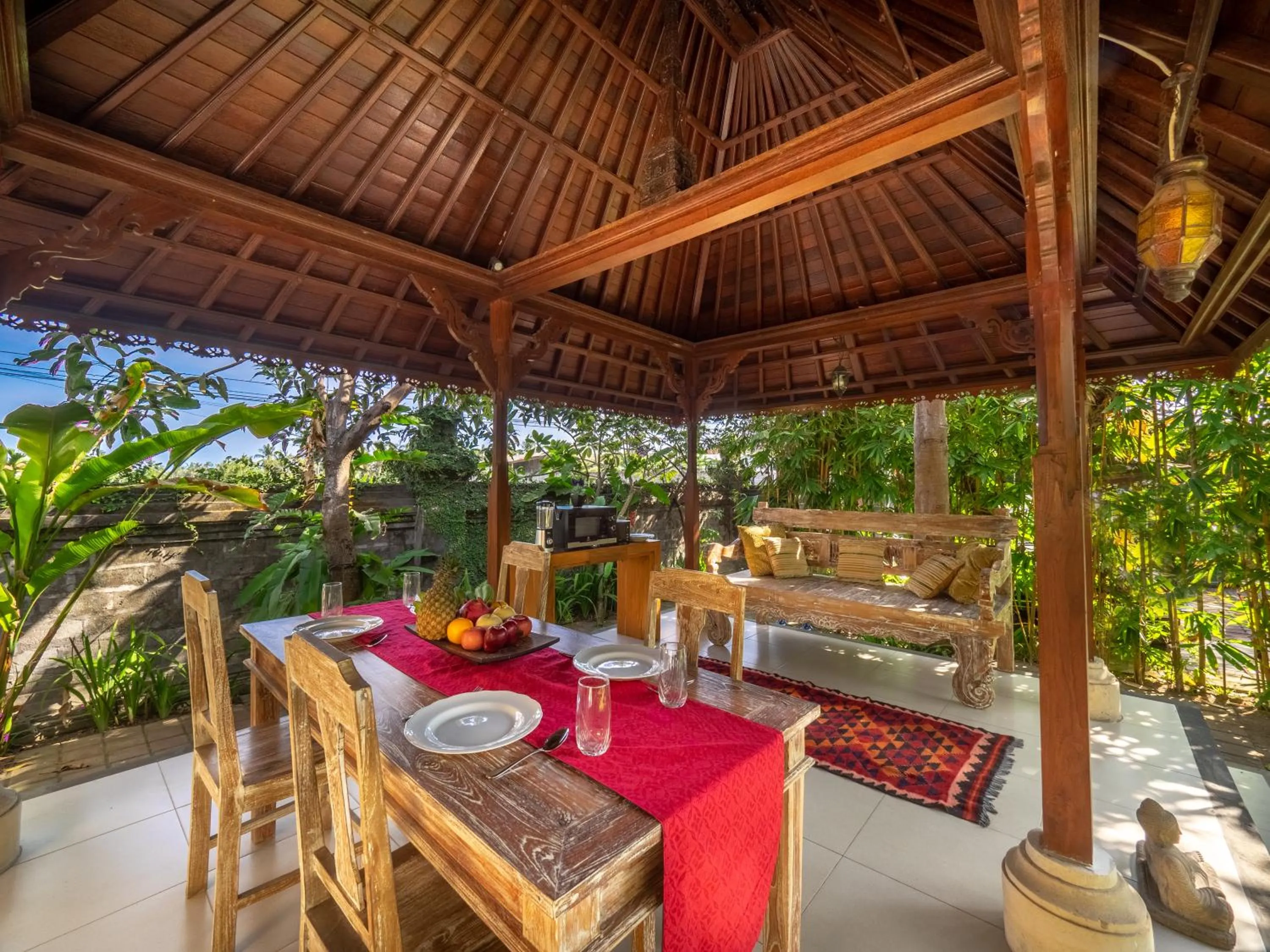 Restaurant/places to eat in Tiis Garden Puri Villas