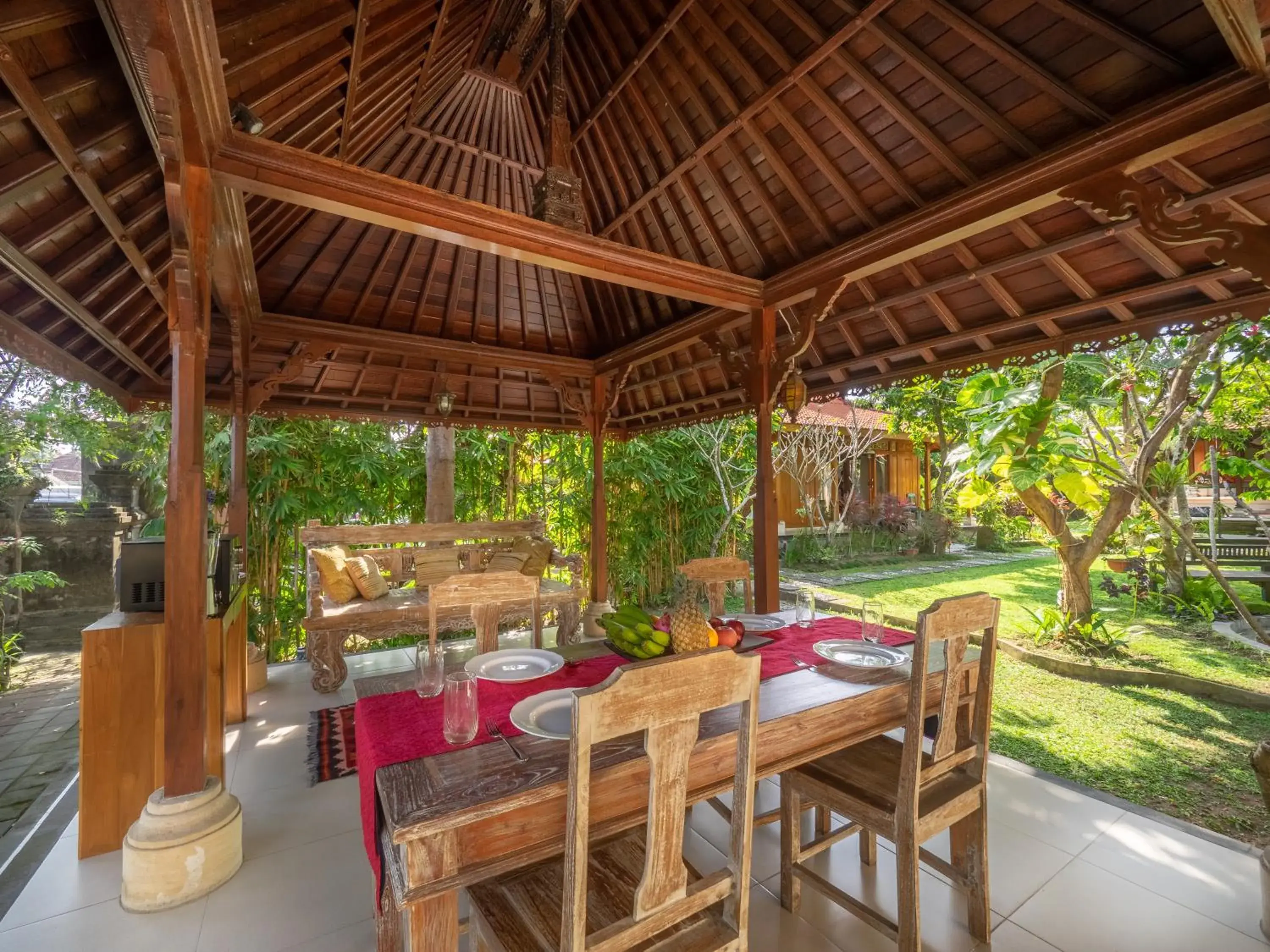 Restaurant/places to eat in Tiis Garden Puri Villas Restaurant/places to eat in Tiis Garden Puri Villas