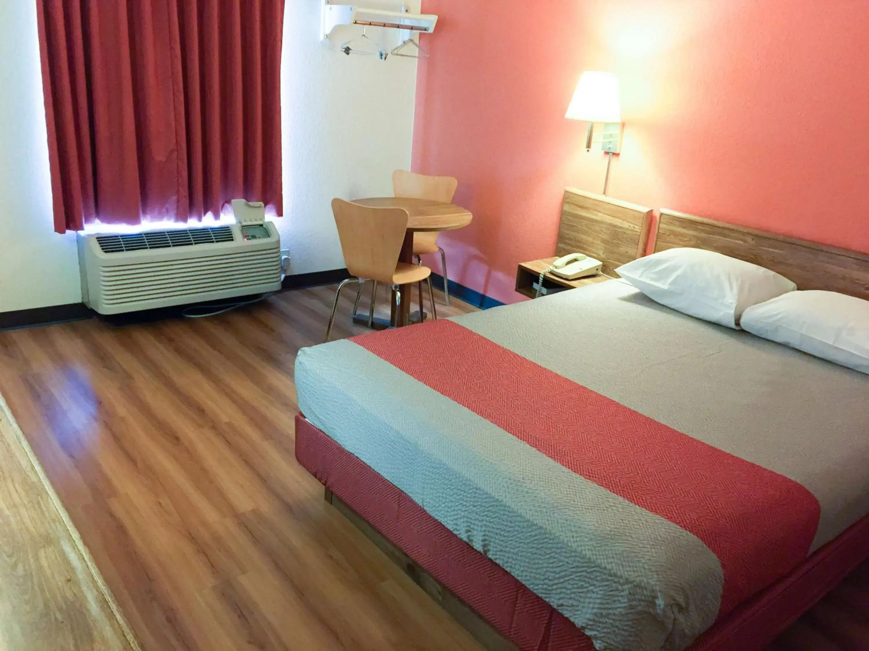 Queen Room - single occupancy - Smoking in Motel 6-Arkadelphia, AR Queen Room - single occupancy - Smoking in Motel 6-Arkadelphia, AR