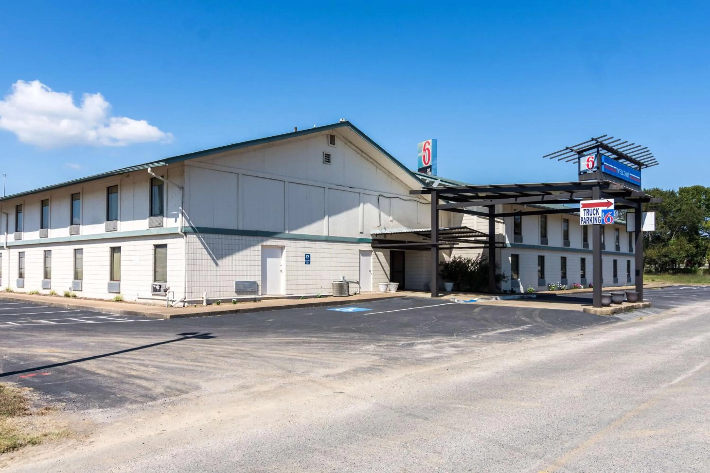 Property building in Motel 6-Arkadelphia, AR