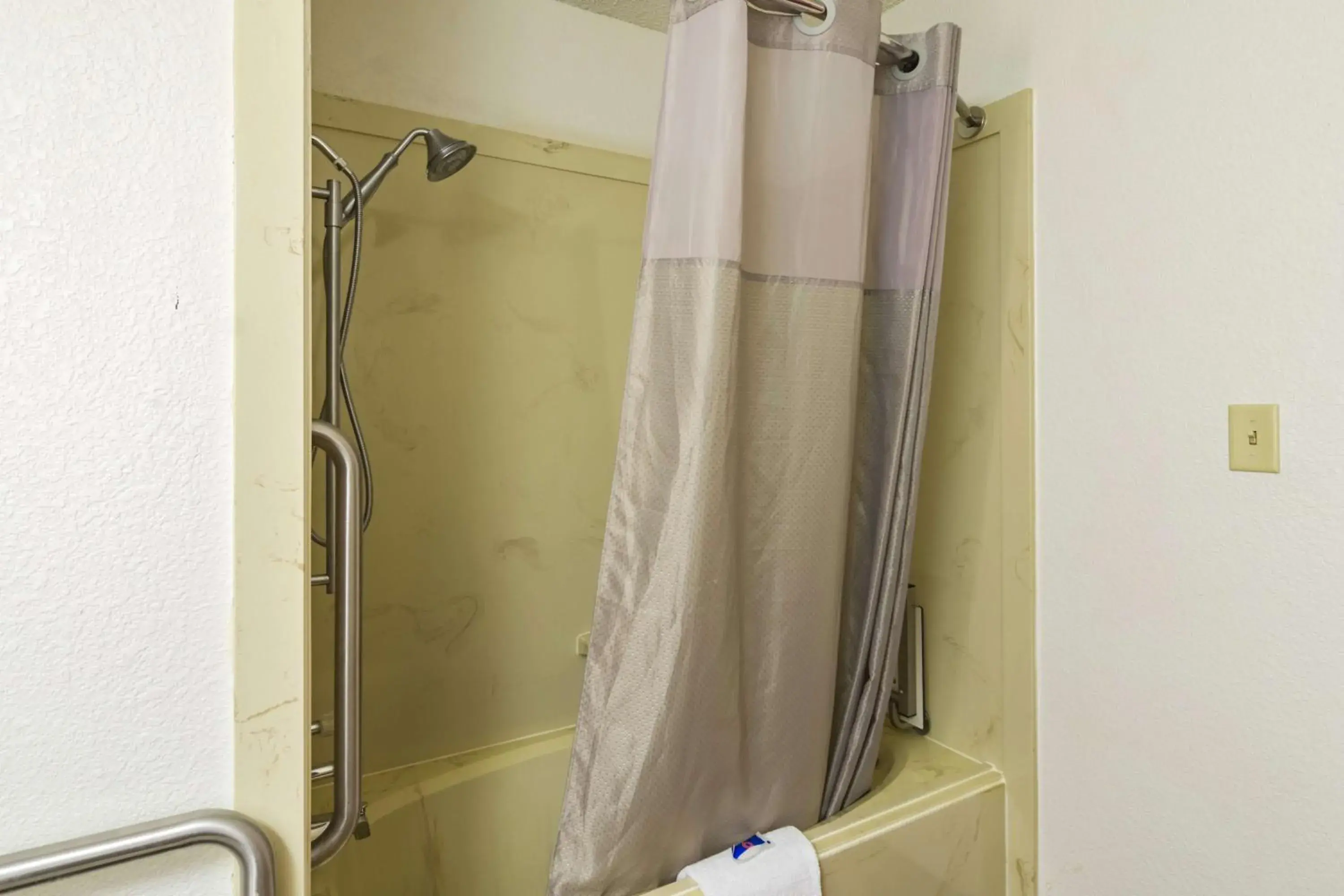 Quadruple Room - single occupancy - Smoking in Motel 6-Arkadelphia, AR Quadruple Room - single occupancy - Smoking in Motel 6-Arkadelphia, AR