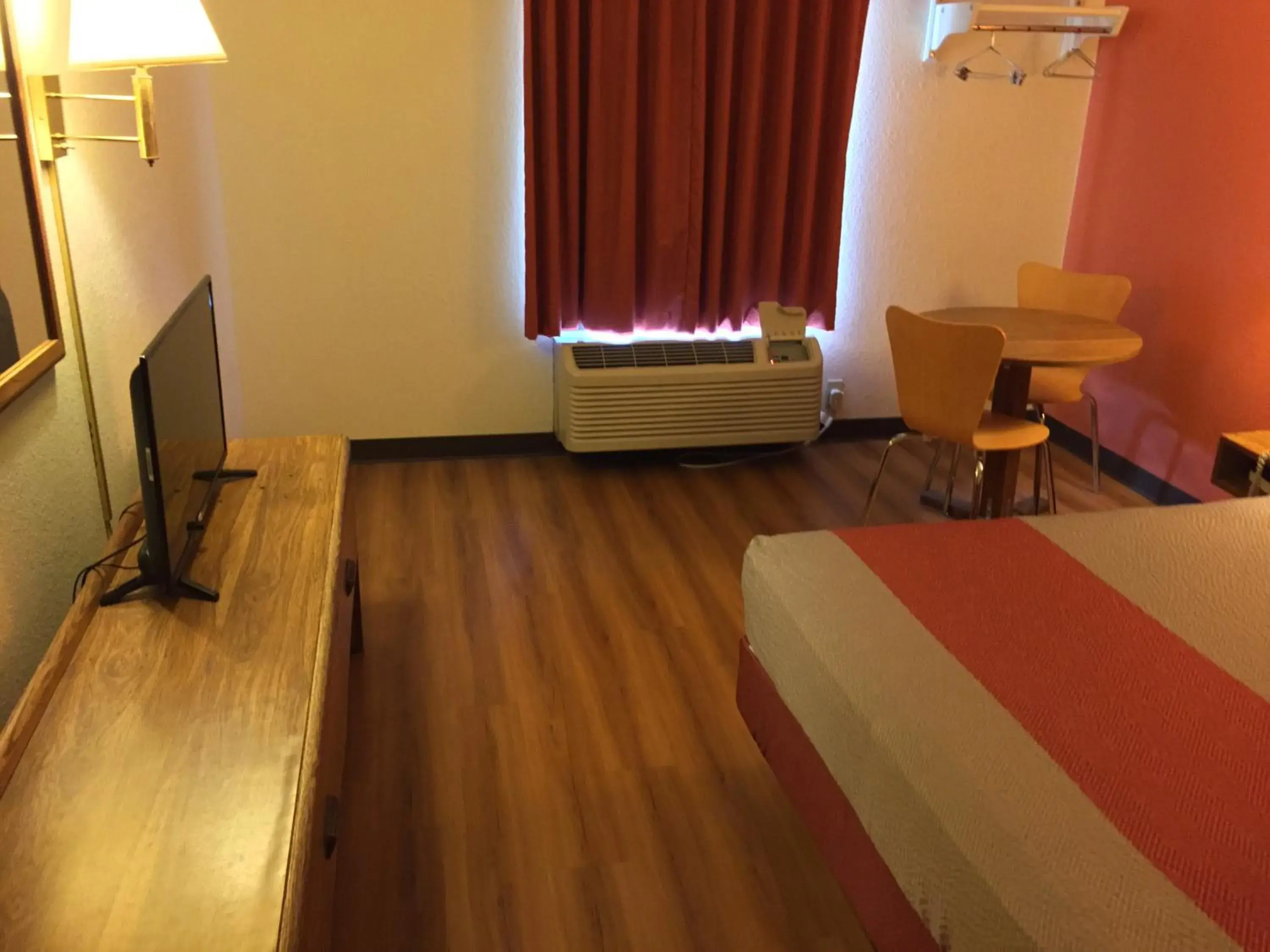 Queen Room - single occupancy - Non-Smoking in Motel 6-Arkadelphia, AR Queen Room - single occupancy - Non-Smoking in Motel 6-Arkadelphia, AR