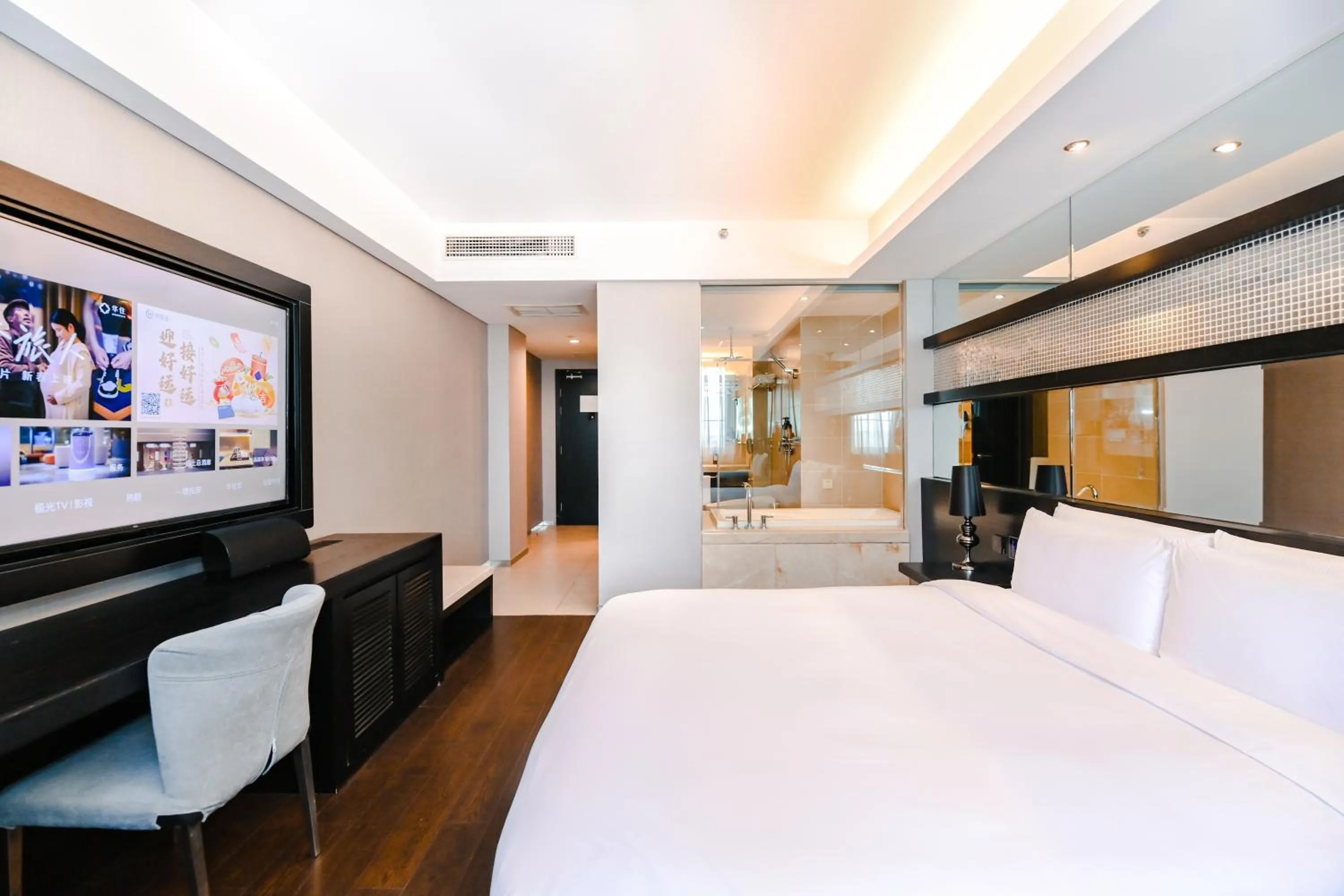 Photo of the whole room, Bed in Crystal Orange Hotel Shanghai Kangqiao Branch