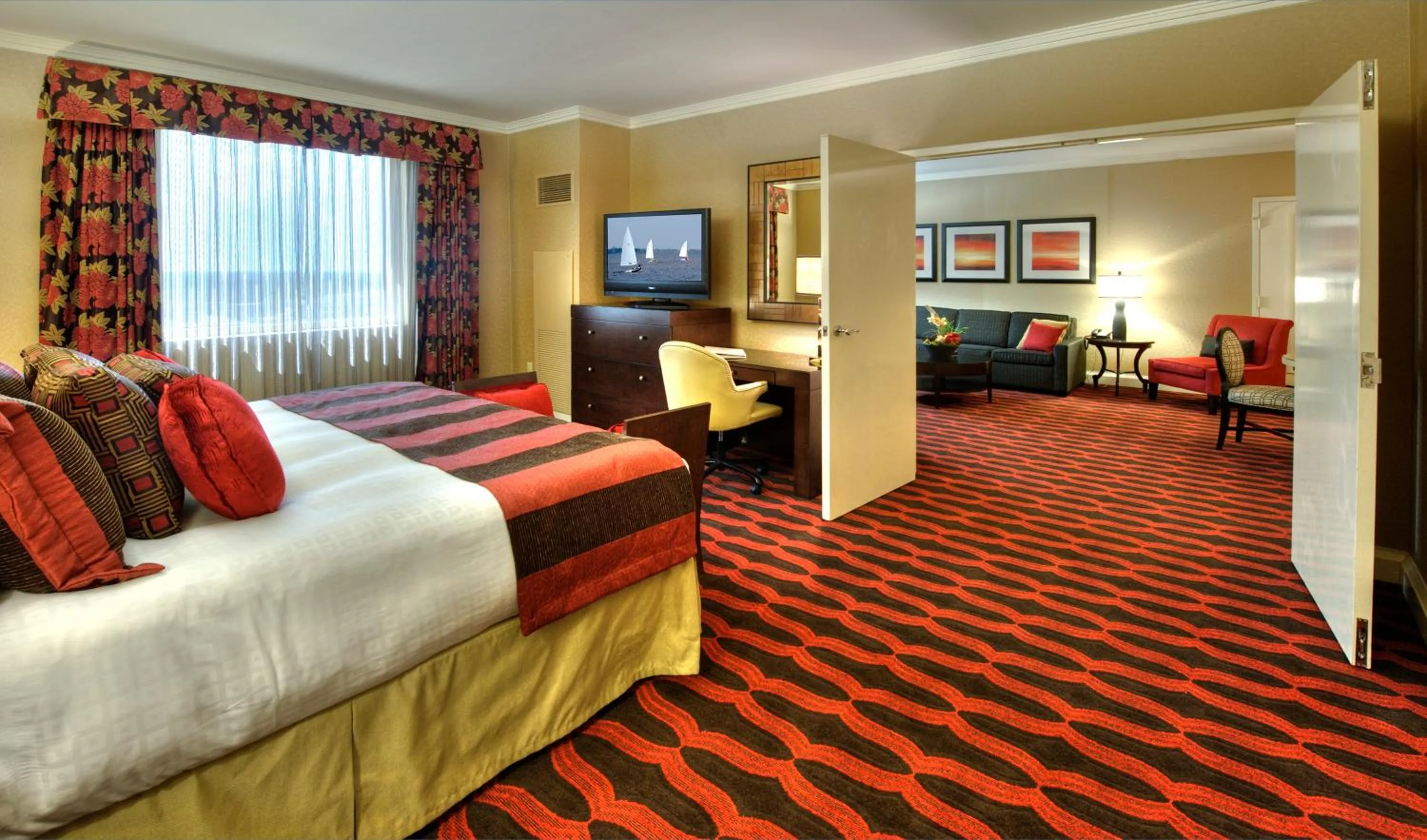 Living room, Bed in Bally's Shreveport Casino & Hotel