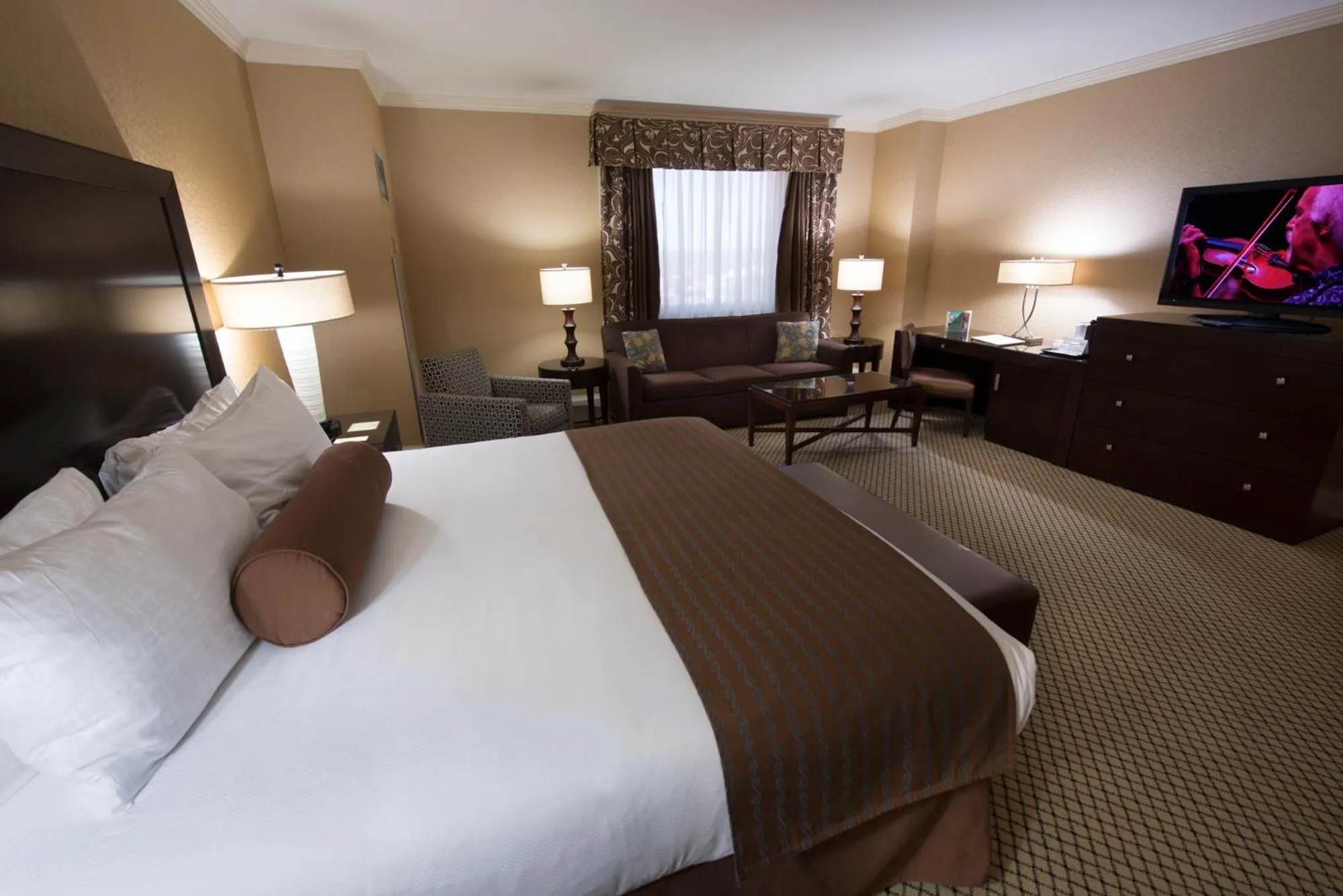 Living room, Bed in Bally's Shreveport Casino & Hotel