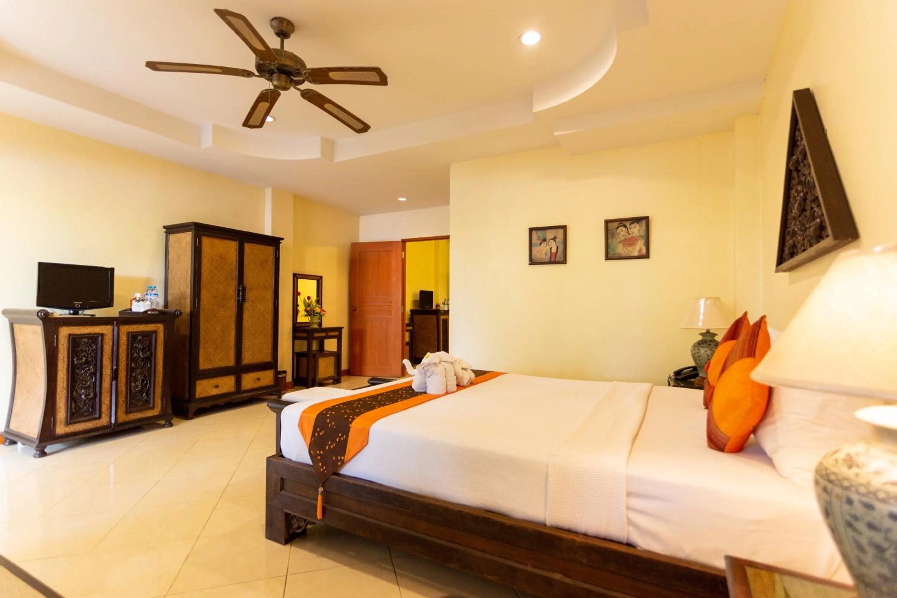 Photo of the whole room, Bed in Chang Charlie Inn, Boutique