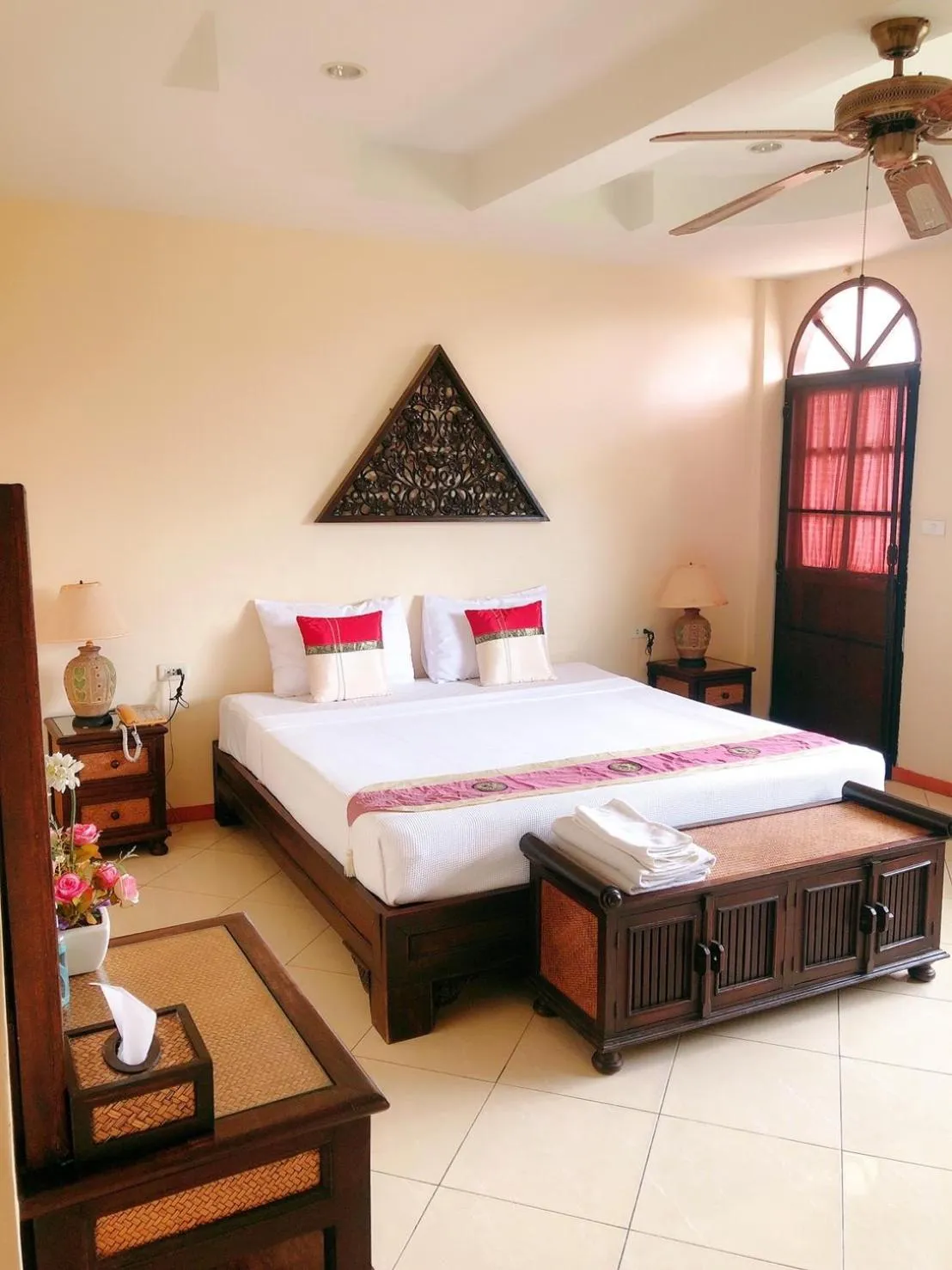 Bed in Chang Charlie Inn, Boutique