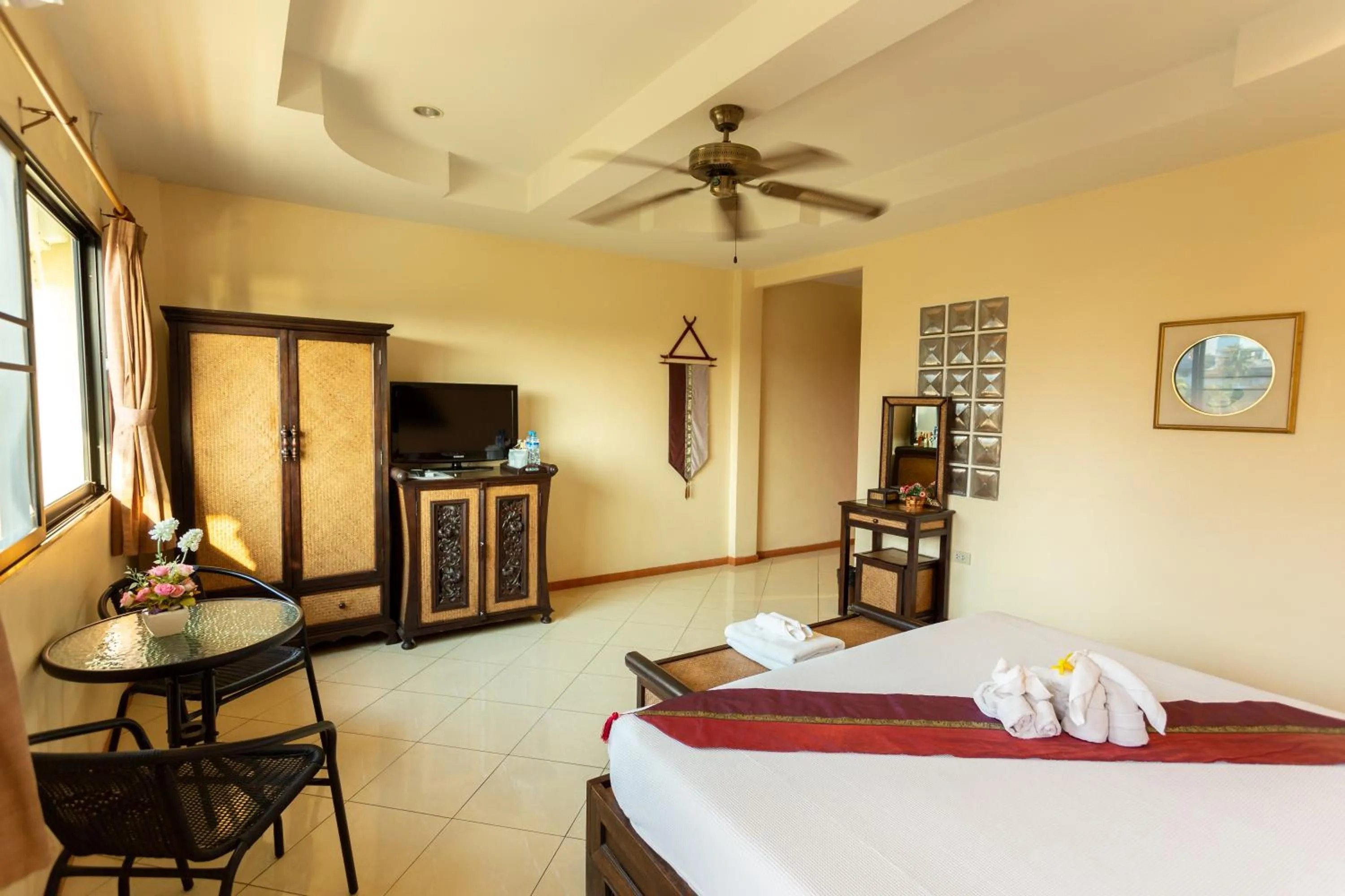 Photo of the whole room, Bed in Chang Charlie Inn, Boutique