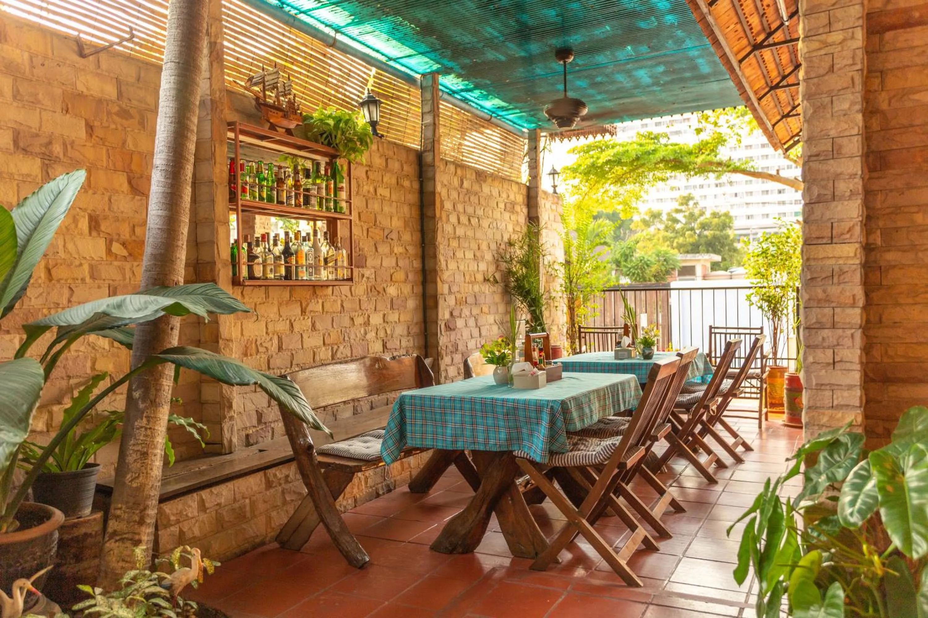 Restaurant/places to eat in Chang Charlie Inn, Boutique