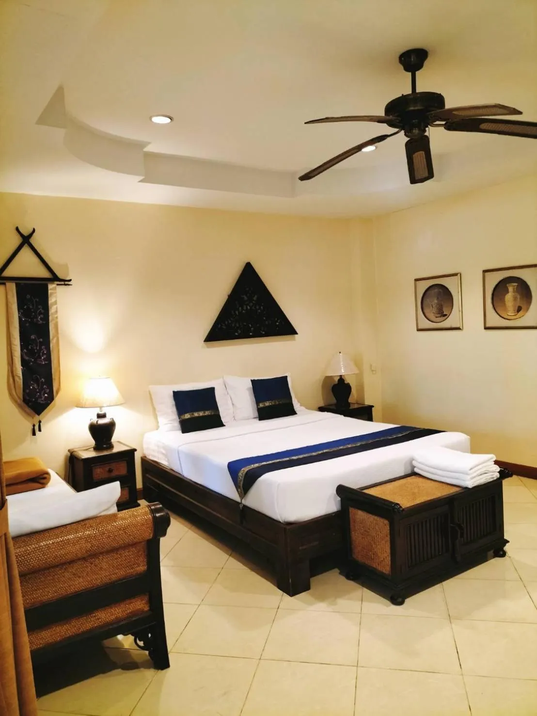 Photo of the whole room, Bed in Chang Charlie Inn, Boutique