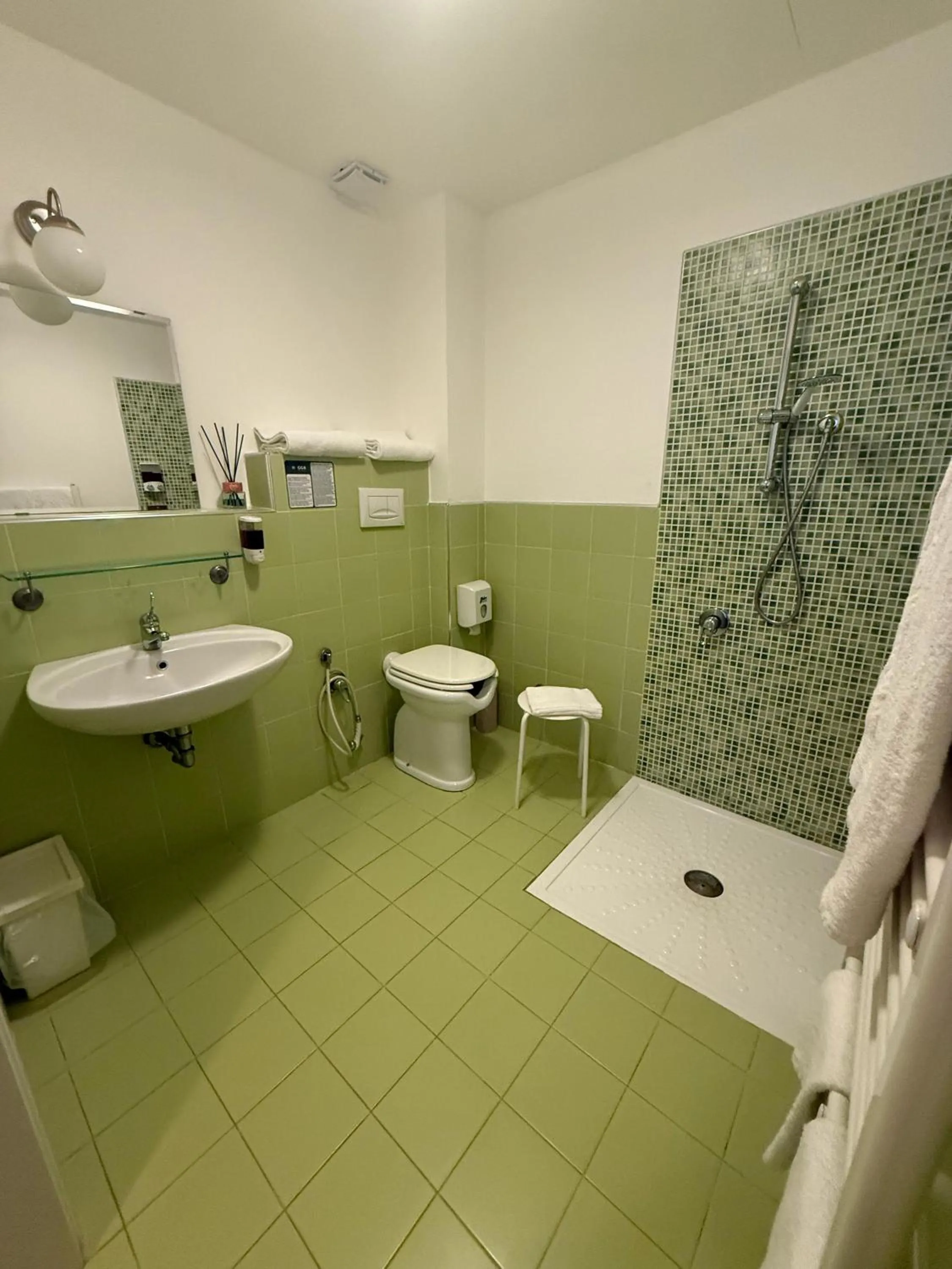 Bathroom in GG8 Hotel & Suite SPA