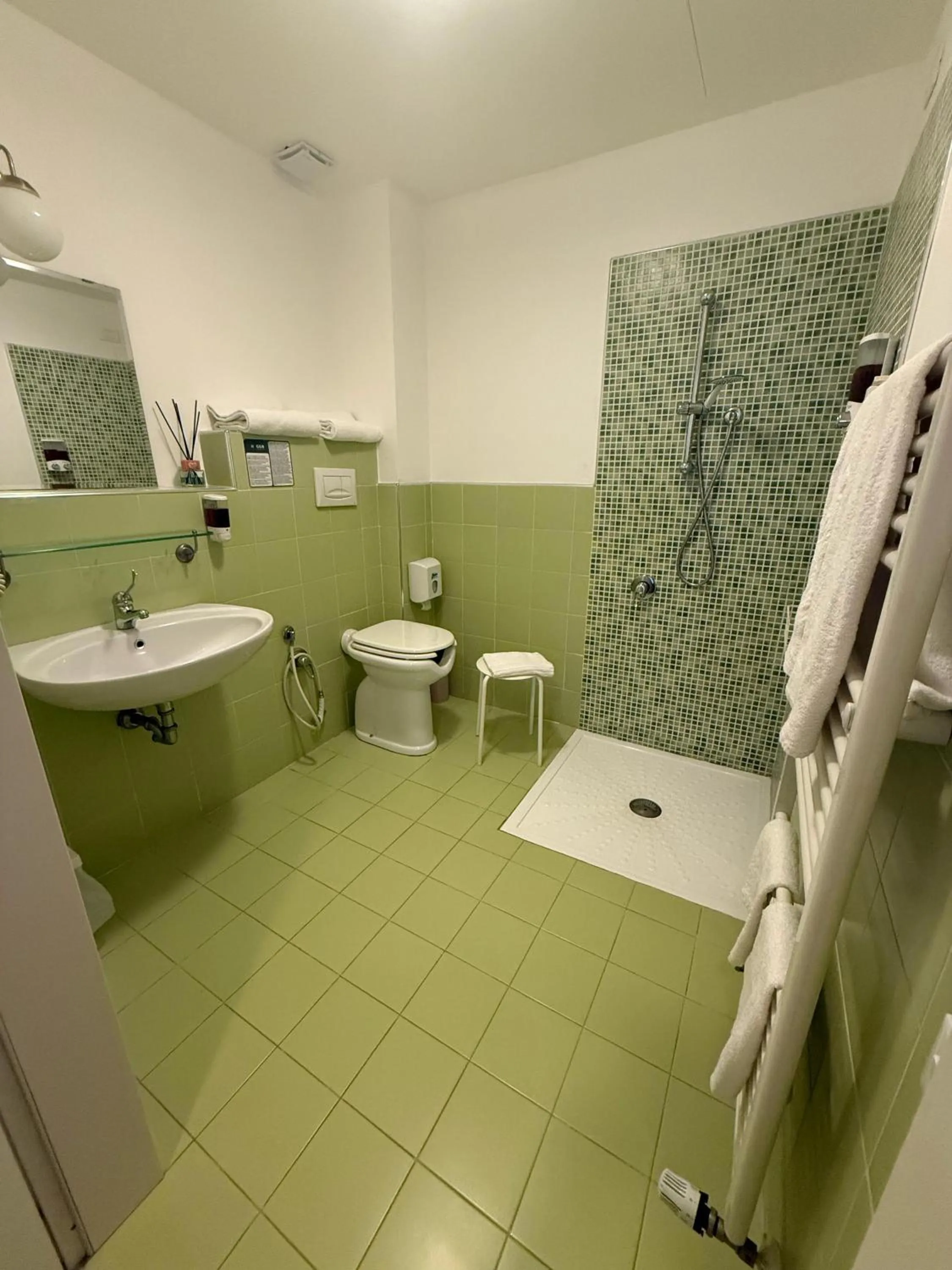 Bathroom in GG8 Hotel & Suite SPA